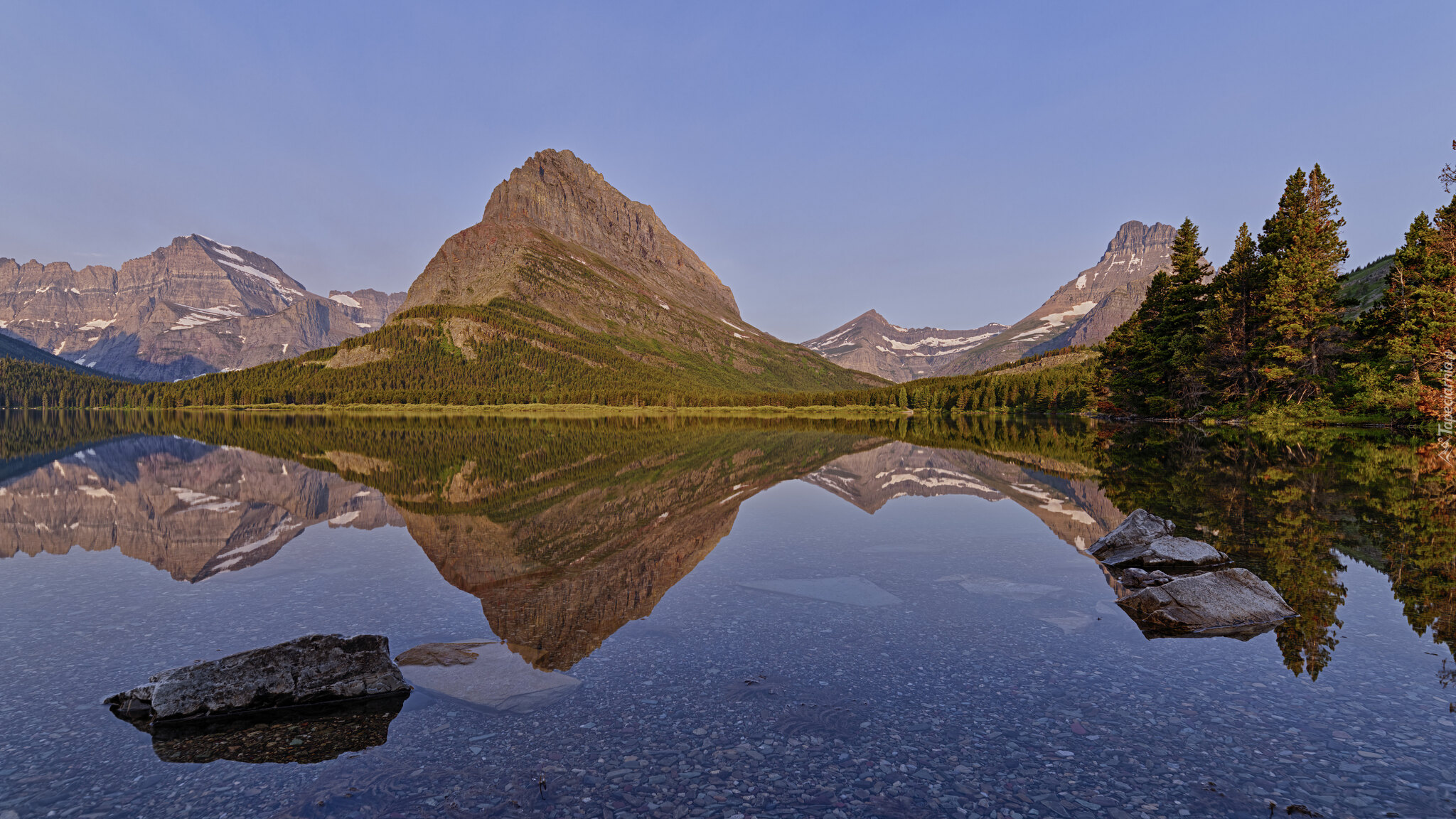 Góry, Lewis Range, Szczyt Grinnell Point, Jezioro, Swiftcurrent Lake, Odbicie, Drzewa, Park Narodowy Glacier, Stan Montana, Stany Zjednoczone