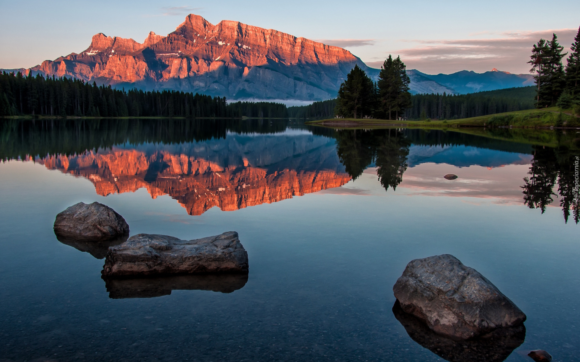 Góry, Mount Rundle, Jezioro, Two Jack Lake, Drzewa, Odbicie, Kamienie, Park Narodowy Banff, Prowincja Alberta, Kanada