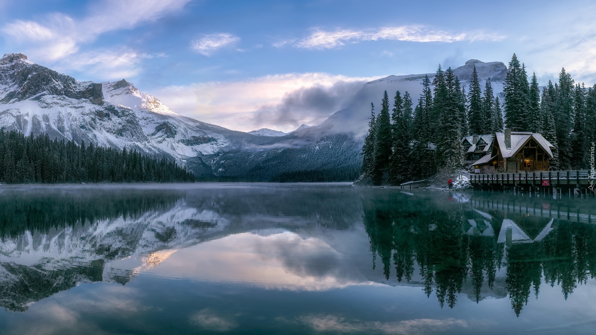 Park Narodowy Yoho, Jezioro, Emerald Lake, Dom, Most, Góry, Las, Drzewa, Chmury, Prowincja Kolumbia Brytyjska, Kanada