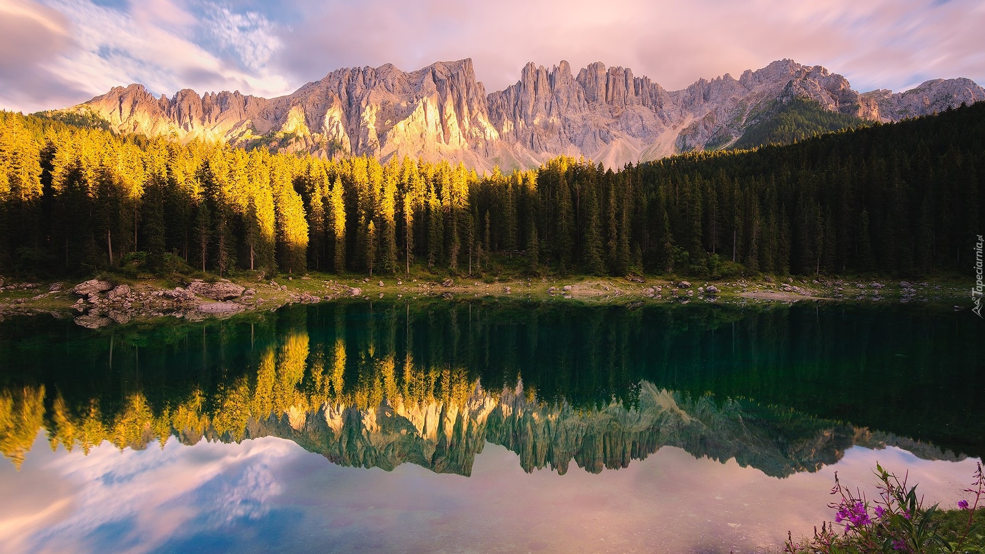 Jezioro Karersee, Lago di Carezza, Góry, Alpy, Dolomity, Góra Latemar, Las, Drzewa, Chmury, Południowy Tyrol, Włochy