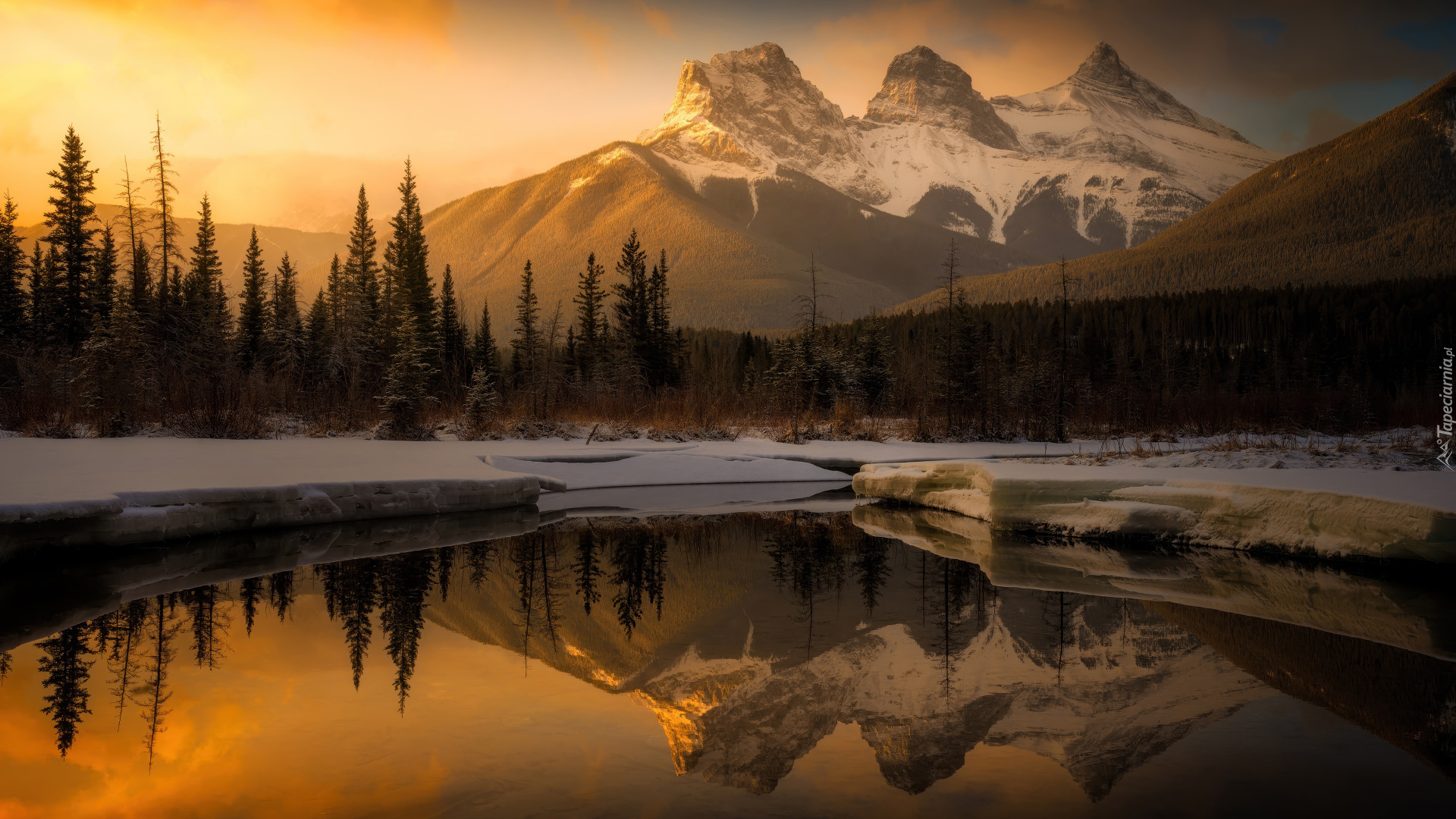 Kanada, Alberta, Góry, Canadian Rockies, Góra, Three Sisters, Rzeka, Policeman Creek, Góry, Zima, Śnieg, Drzewa, Las, Chmury, Odbicie