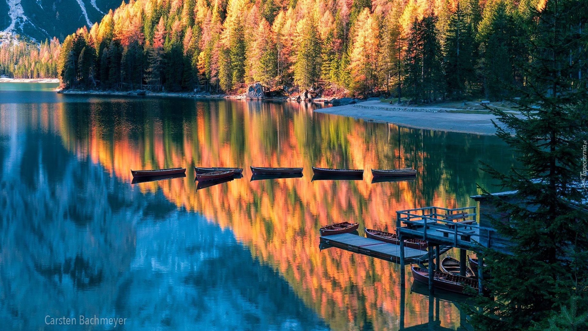 Łódki, Przystań, Drzewa, Las, Odbicie, Jezioro Pragser Wildsee, Góry, Włochy