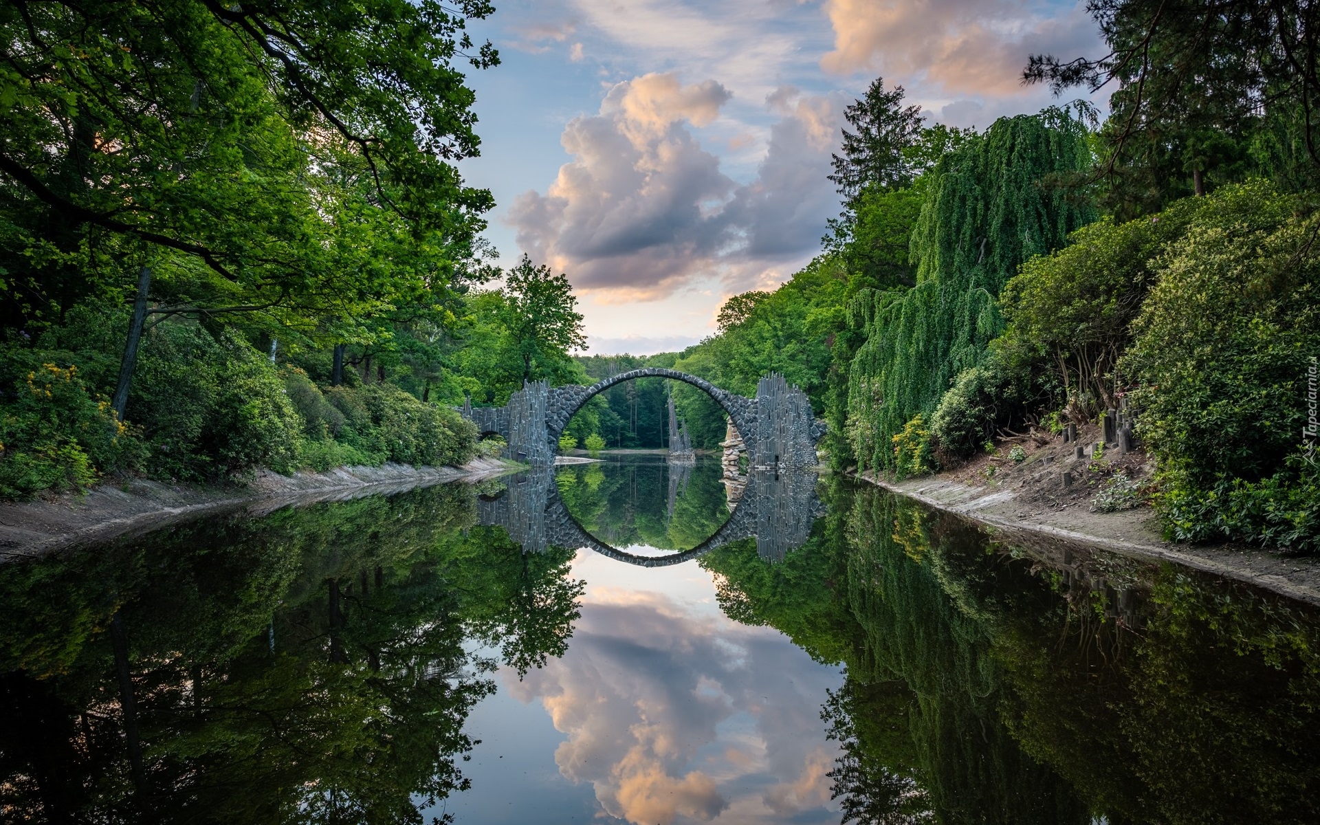 Niemcy, Park Rododendronów Kromlau, Kamienny, Most łukowy, Jezioro Rakotz, Drzewa, Chmury, Odbicie