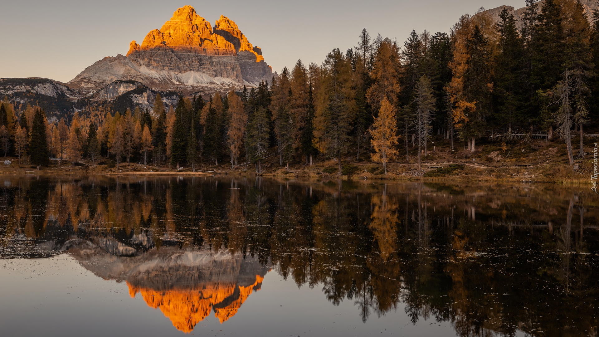 Jezioro, Antorno Lake, Góry, Dolomity, Rozświetlony, Masyw, Tre Cime di Lavaredo, Drzewa, Jesień, Las, Chmury, Prowincja Belluno, Włochy