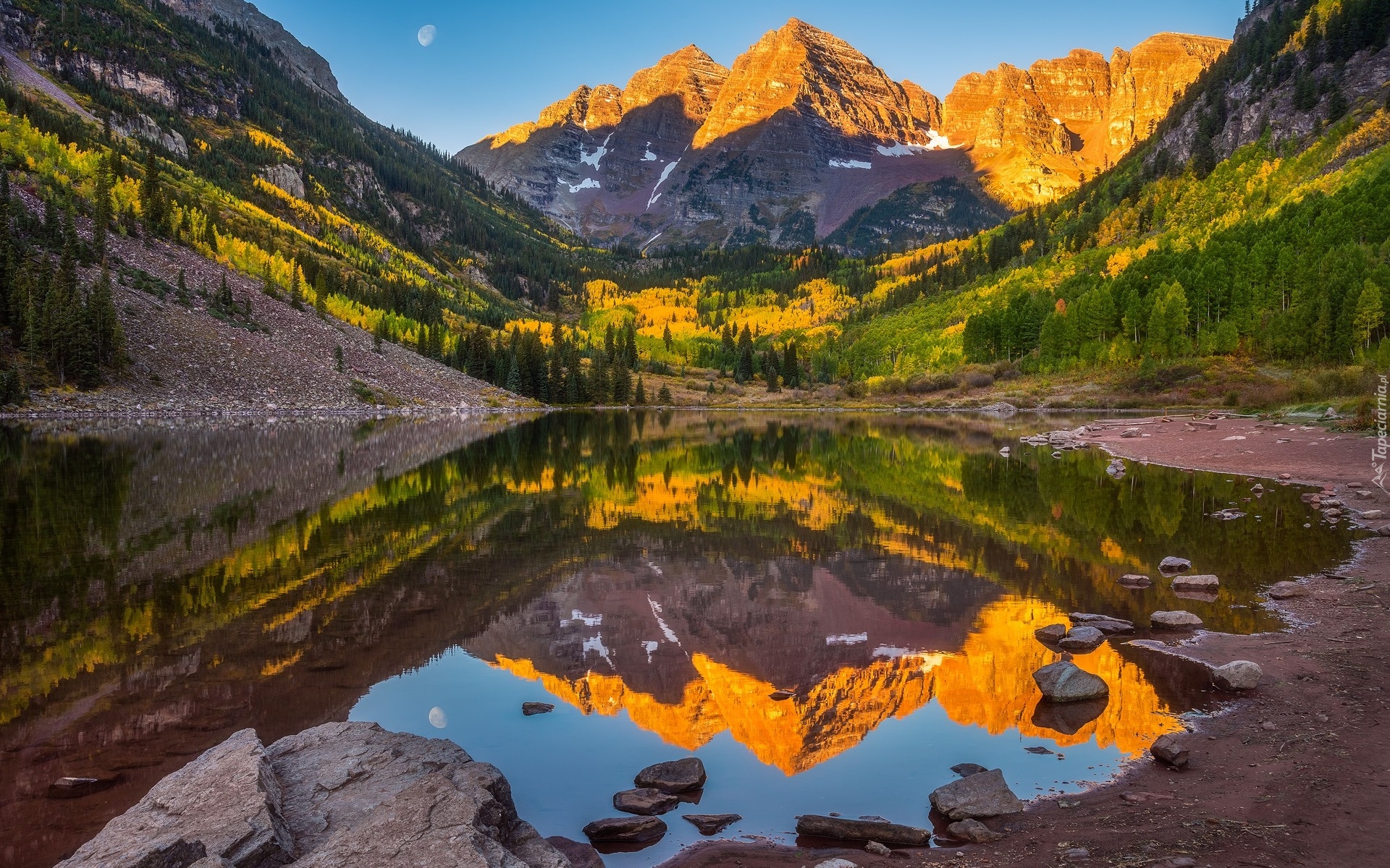 Góry Skaliste, Szczyty Maroon Bells, Jezioro Maroon Lake, Drzewa, Księżyc, Stan Kolorado, Stany Zjednoczone