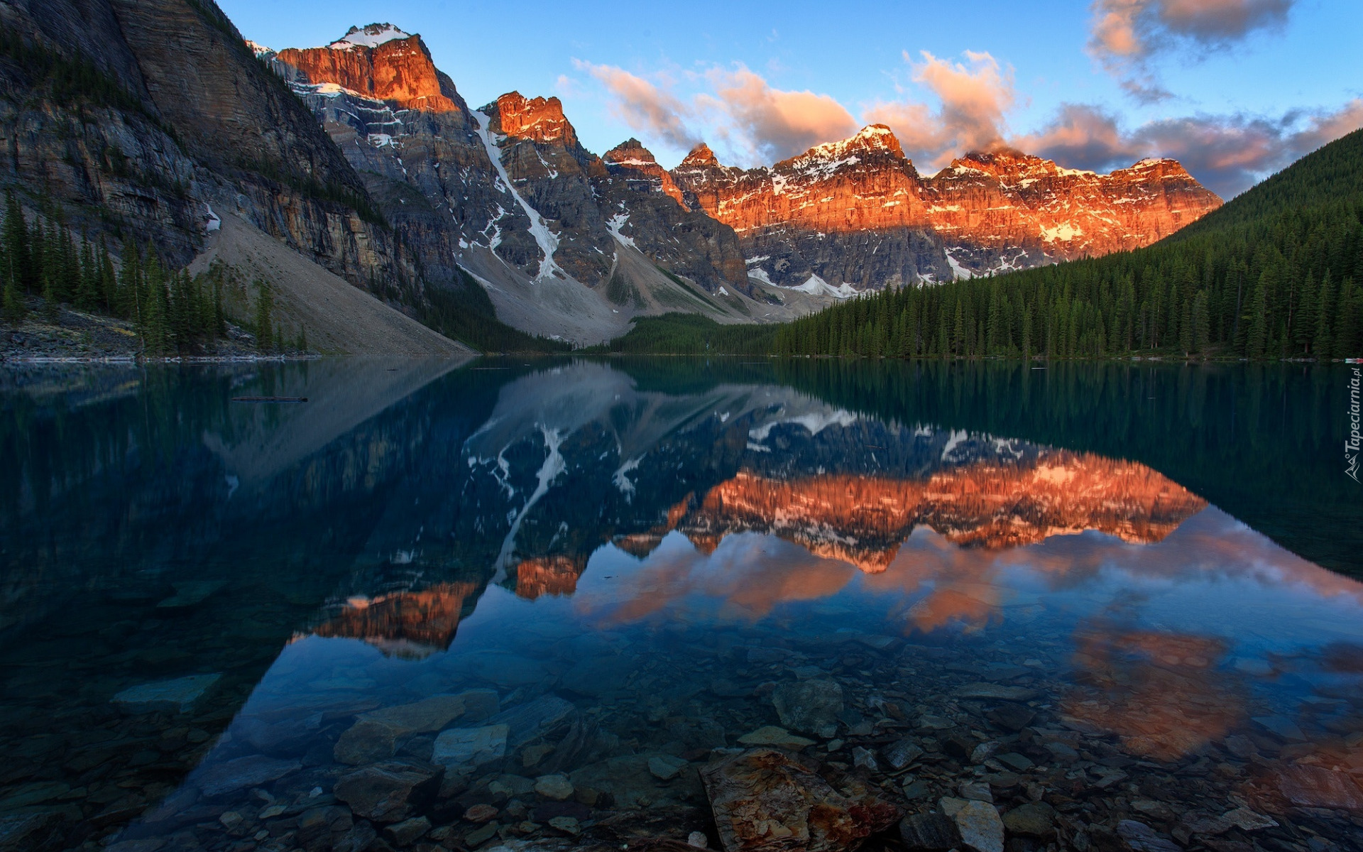 Kanada, Alberta, Park Narodowy Banff, Góry, Rozświetlone, Szczyty, Jezioro, Moraine Lake, Kamienie, Las, Odbicie