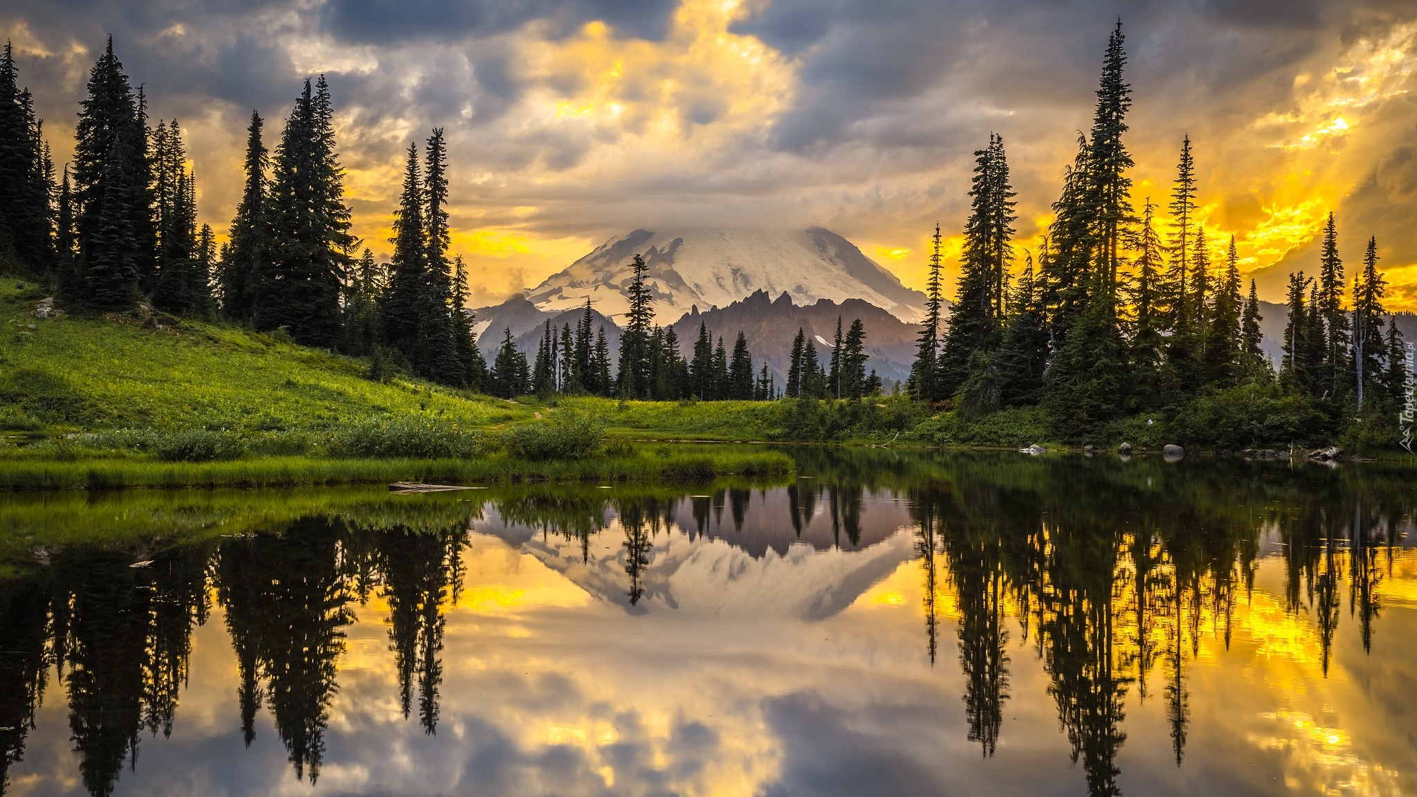 Zachód słońca, Stratowulkan Mount Rainier, Jezioro, Tipsoo Lake, Waszyngton, Stany Zjednoczone, Drzewa, Odbicie