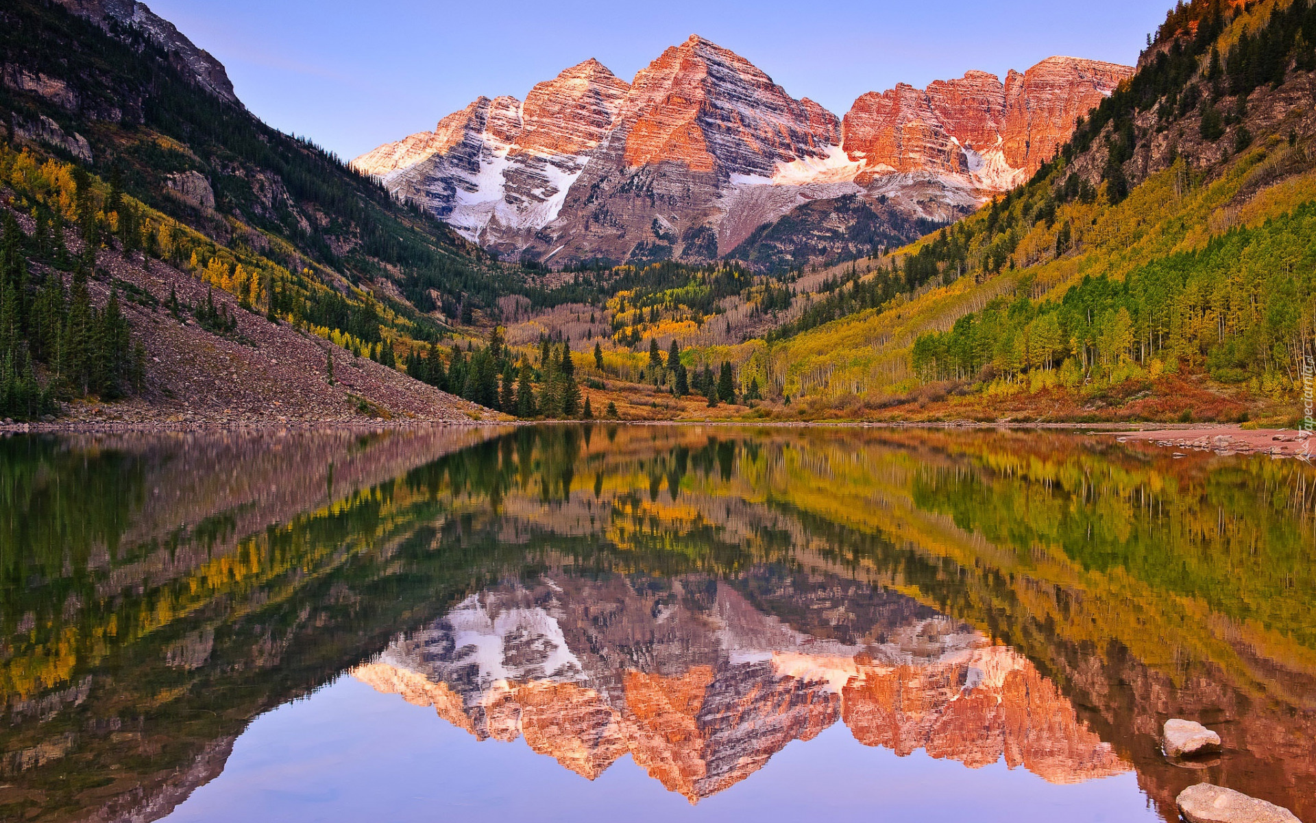 Góry Skaliste, Szczyty Maroon Bells, Jezioro, Maroon Lake, Odbicie, Drzewa, Kolorado, Stany Zjednoczone