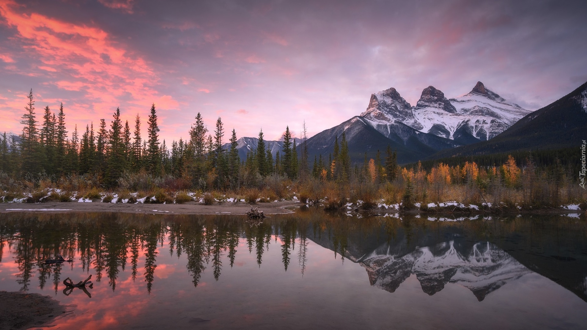 Kanada, Alberta, Canmore, Góry, Canadian Rockies, Góra Three Sisters, Rzeka, Bow River, Drzewa, Chmury