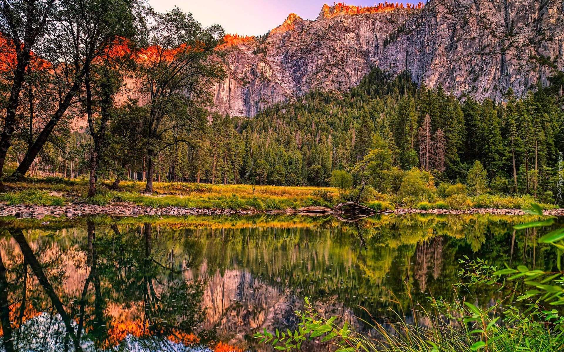 Stany Zjenoczone, Kalifornia, Park Narodowy Yosemite, Skały, Rzeka, Drzewa, Odbicie