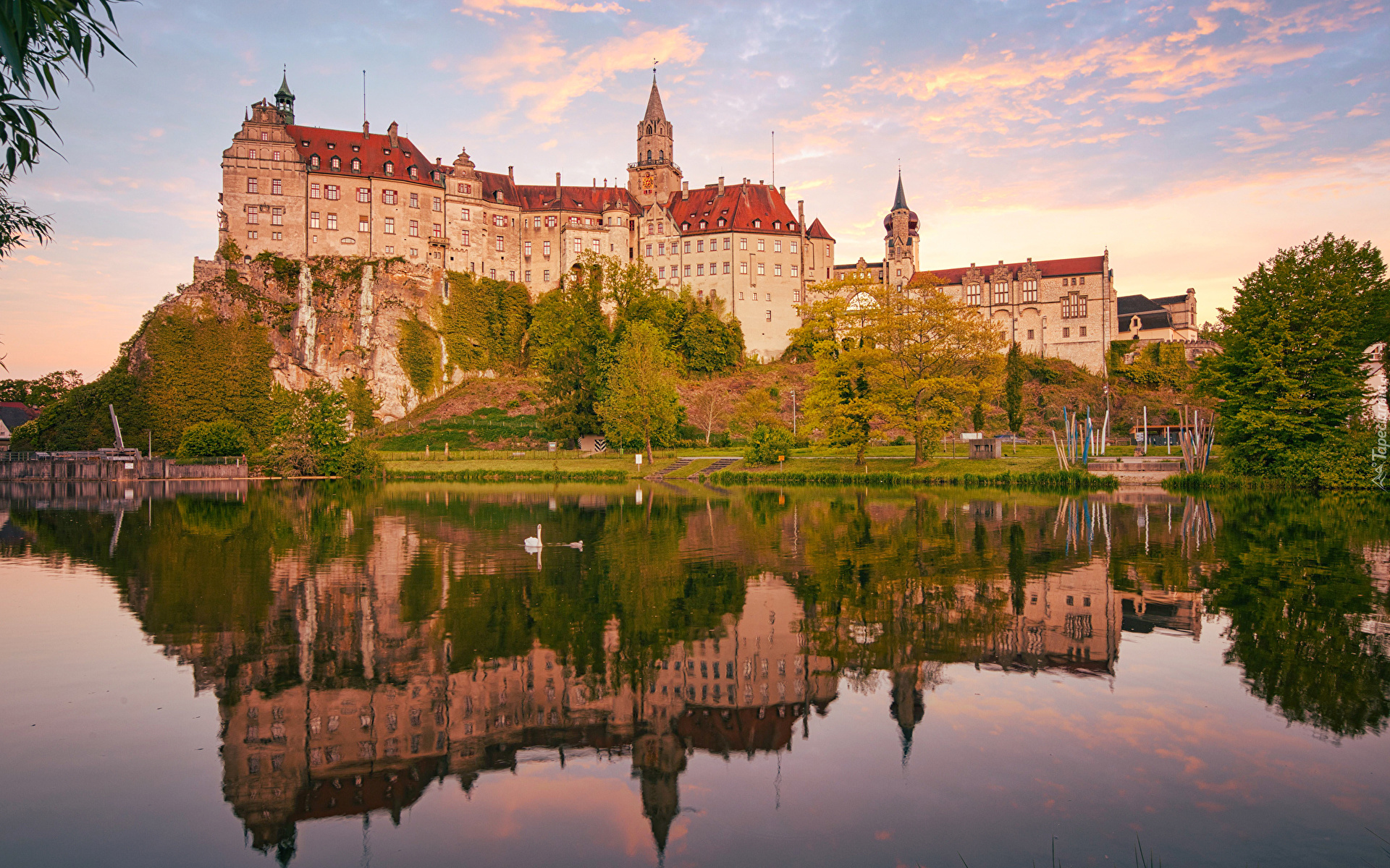 Niemcy, Zamek Sigmaringen, Rzeka Dunaj, Łabędzie, Niebo, Chmury, Zachód słońca, Drzewa