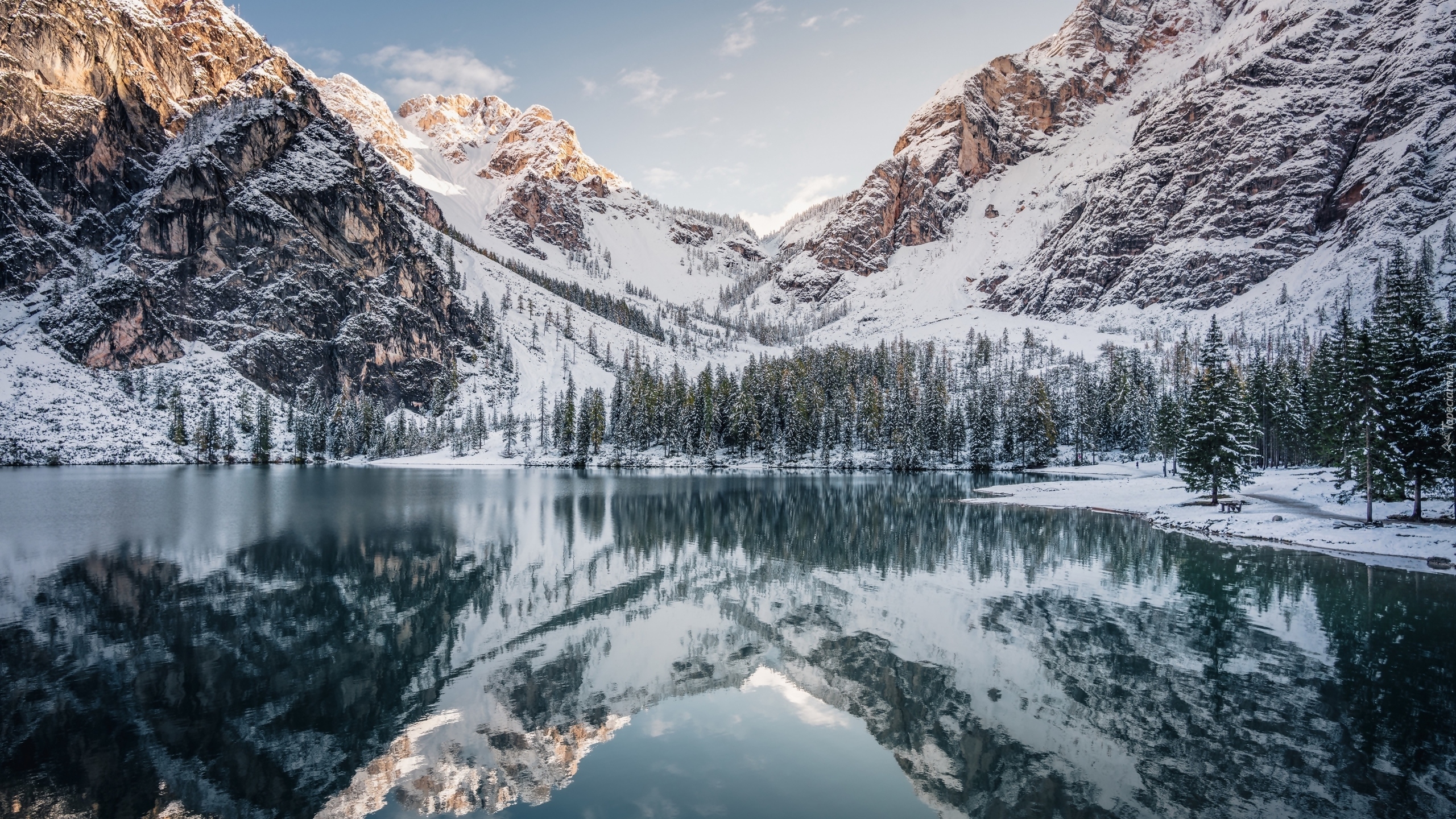 Włochy, Południowy Tyrol, Góry Dolomity, Jezioro, Pragser Wildsee, Drzewa, Zima