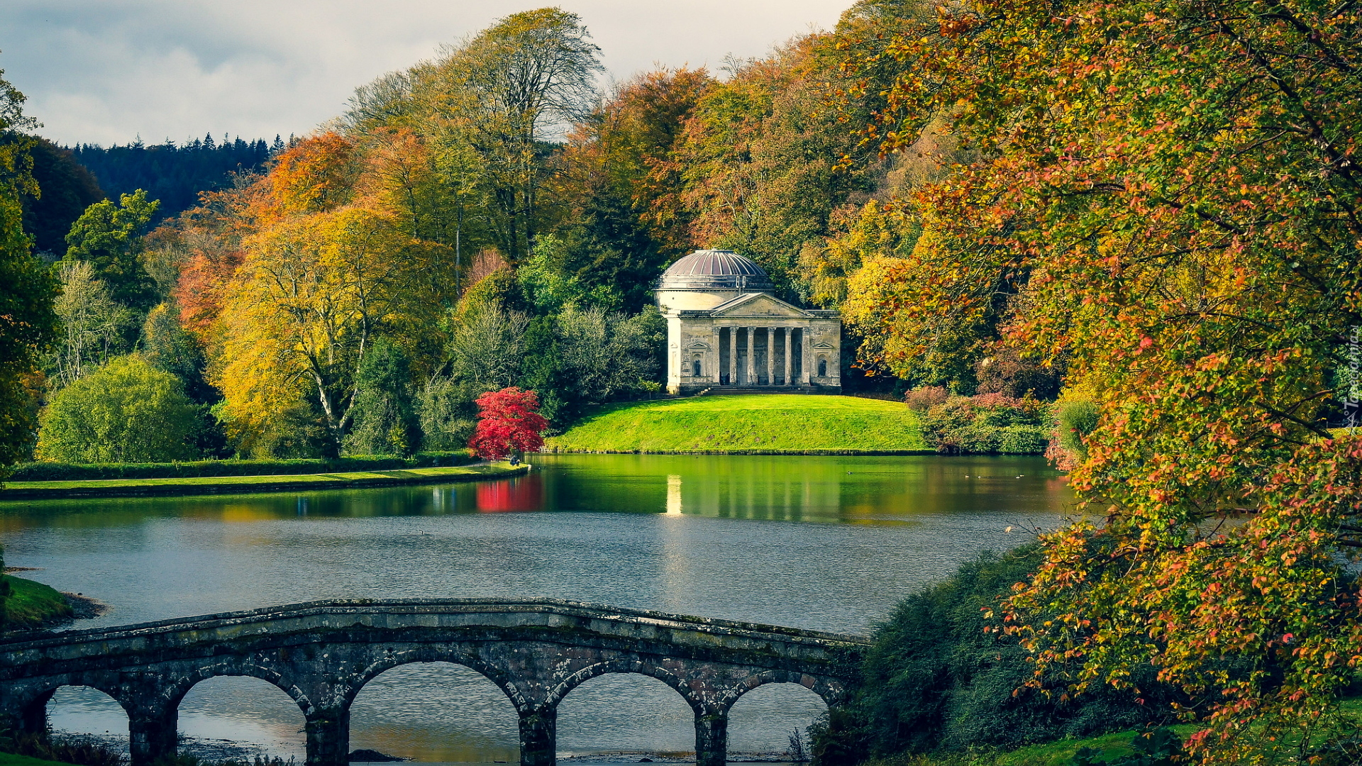 Jesień, Jezioro, Most, Drzewa, Budowla, Panteon, Ogród, Rezydencja Stourhead, Wiltshire, Anglia