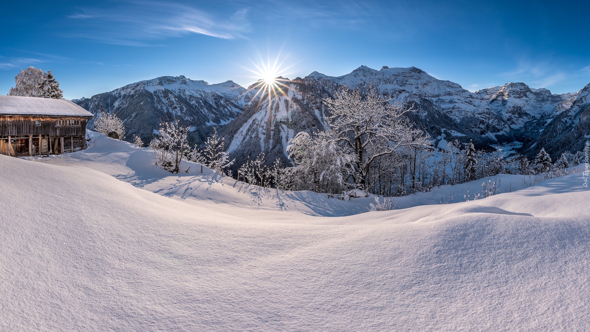 Szwajcaria, Kanton Glarus, Góry, Promienie słońca, Zima, Drewniana chata, Drzewa Szwajcaria