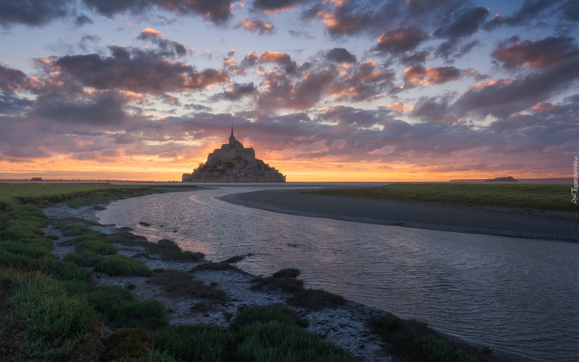 Francja, Wyspa Mont Saint Michel, Opactwo św Michała Archanioła, Zachód słońca, Chmury, Rzeka