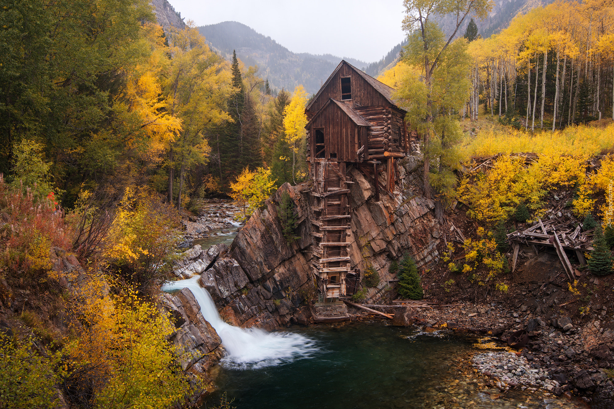 Młyn Crystal Mill, Kryształowy Młyn, Las, Drzewa, Góry, Rzeka Crystal River, Jesień, Stan Kolorado, Stany Zjednoczone