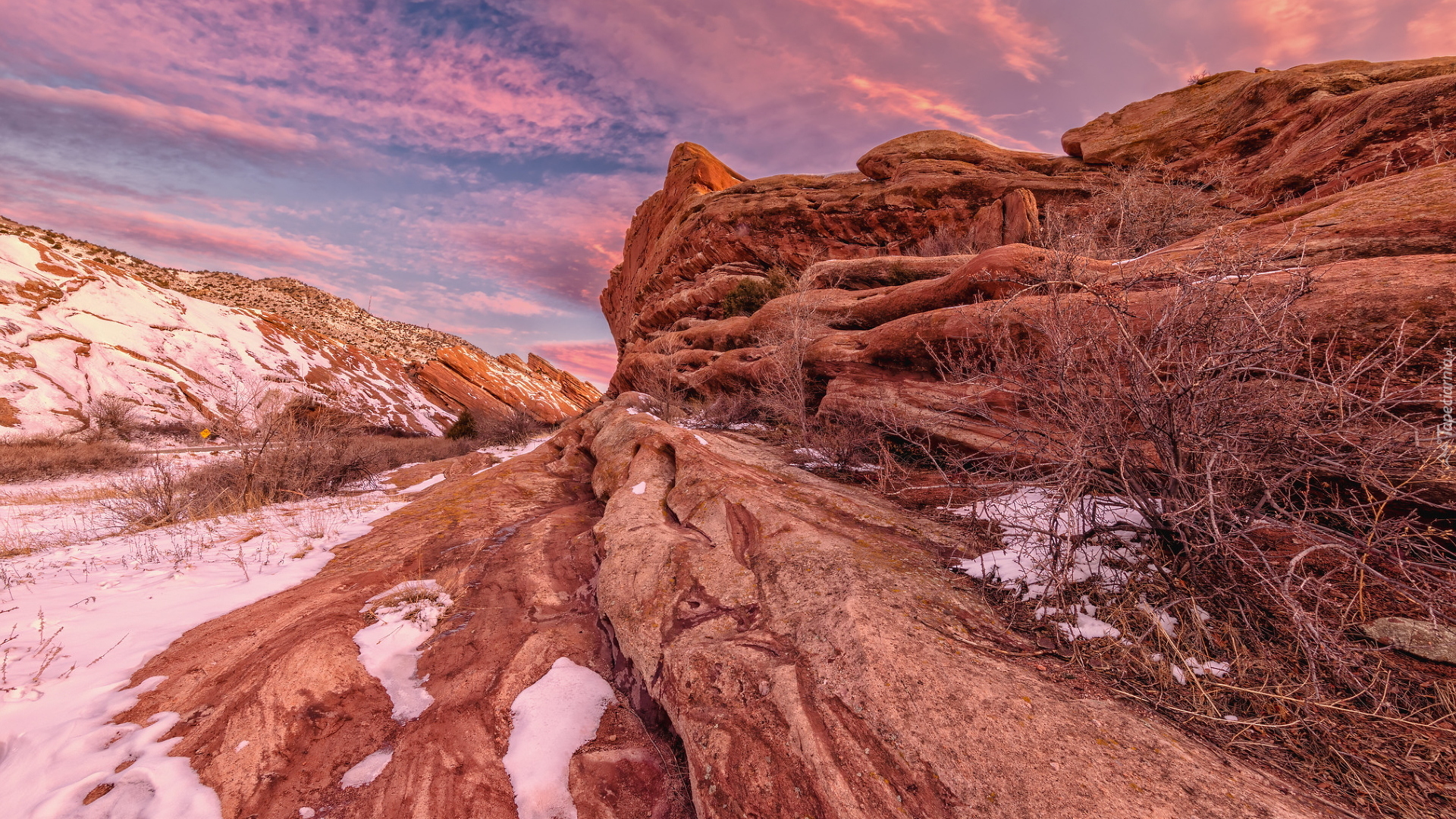 Wschód słońca, Chmury, Skały, Śnieg, Ogrodzenie, Droga, Trawy, Red Rocks Park, Morrison, Kolorado, Stany Zjednoczone