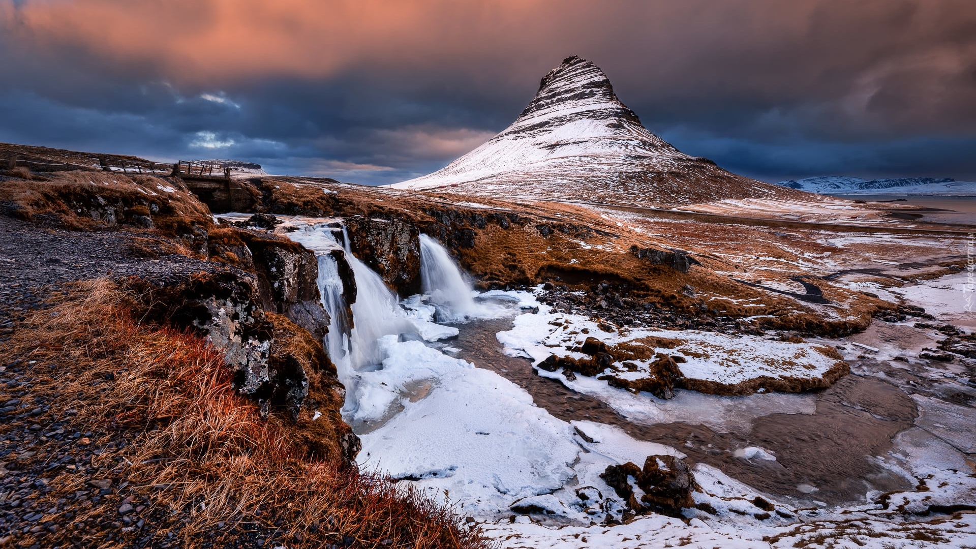 Islandia, Wodospad Kirkjufellsfoss, Góra Kirkjufell, Chmury, Zima