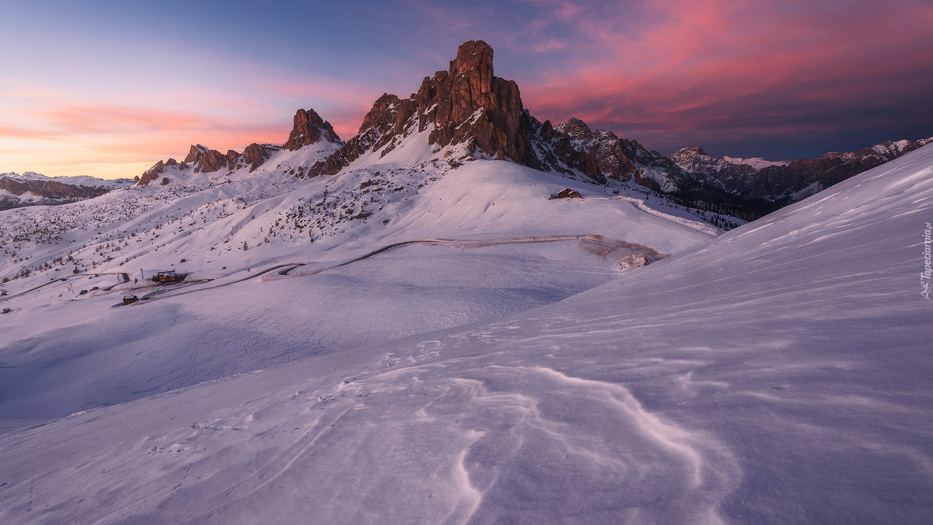 Włochy, Góry, Dolomity, Przełęcz, Passo di Giau, Zima, Śnieg, Domy, Droga, Zachód słońca