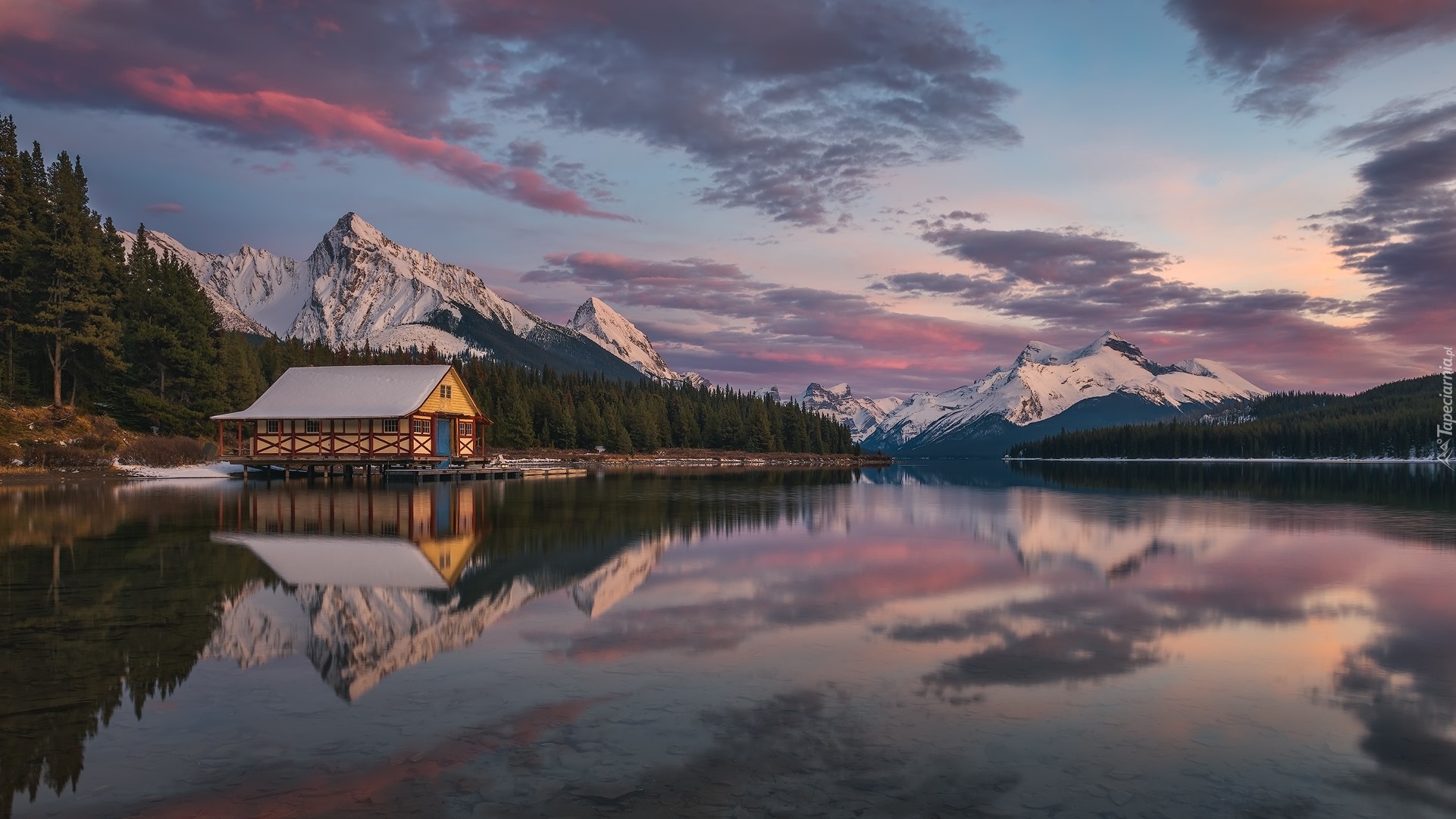 Kanada, Park Narodowy Jasper, Prowincja Alberta, Jezioro, Maligne Lake, Góry, Drzewa, Lasy, Przystań, Chmury