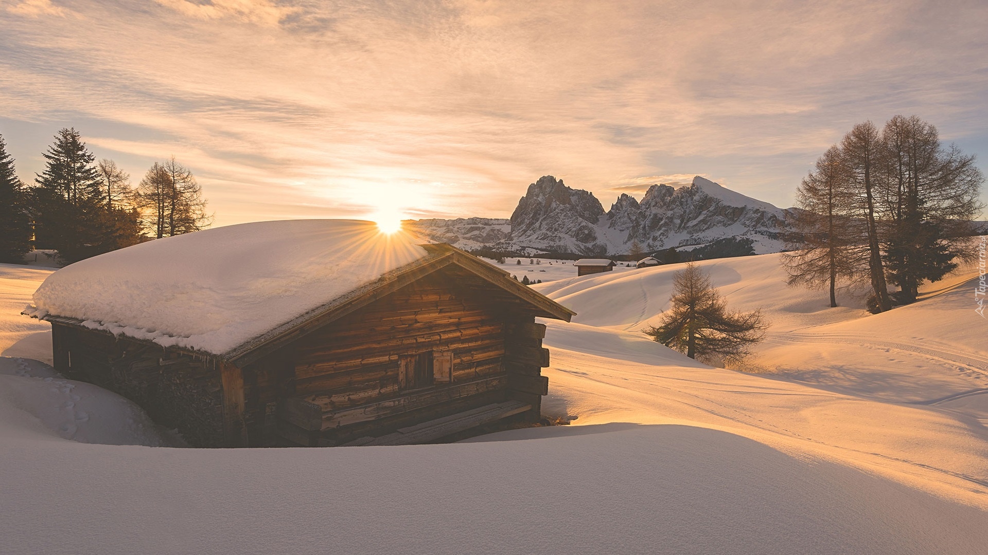 Włochy, Płaskowyż Seiser Alm, Dolina, Val Gardena, Dolomity, Góry Sassolungo, Drewniane, Domki, Drzewa, Zima, Wschód słońca