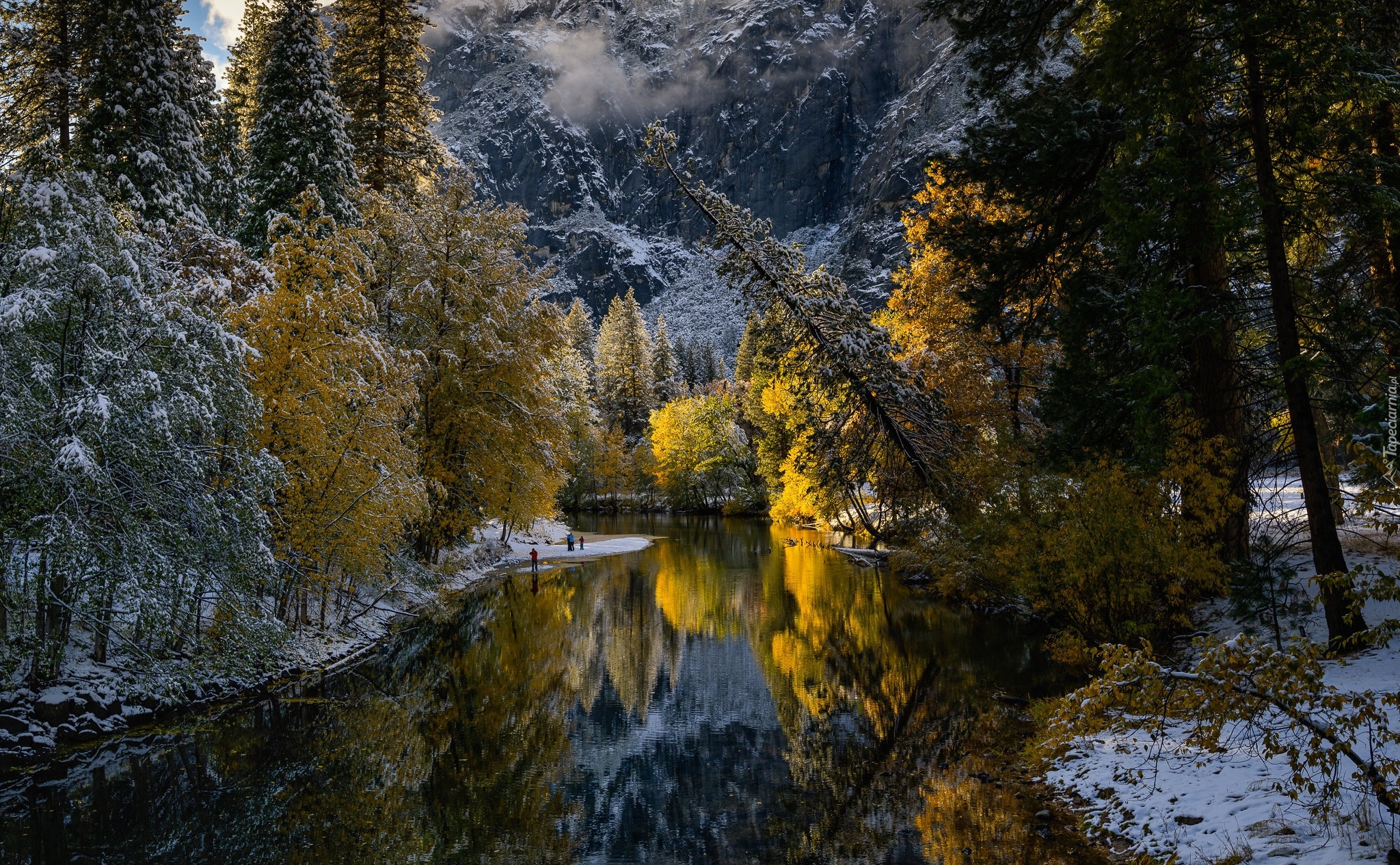 Jesień, Drzewa, Rzeka, Merced River, Park Narodowy Yosemite, Śnieg, Góry, Stan Kalifornia, Stany Zjednoczone
