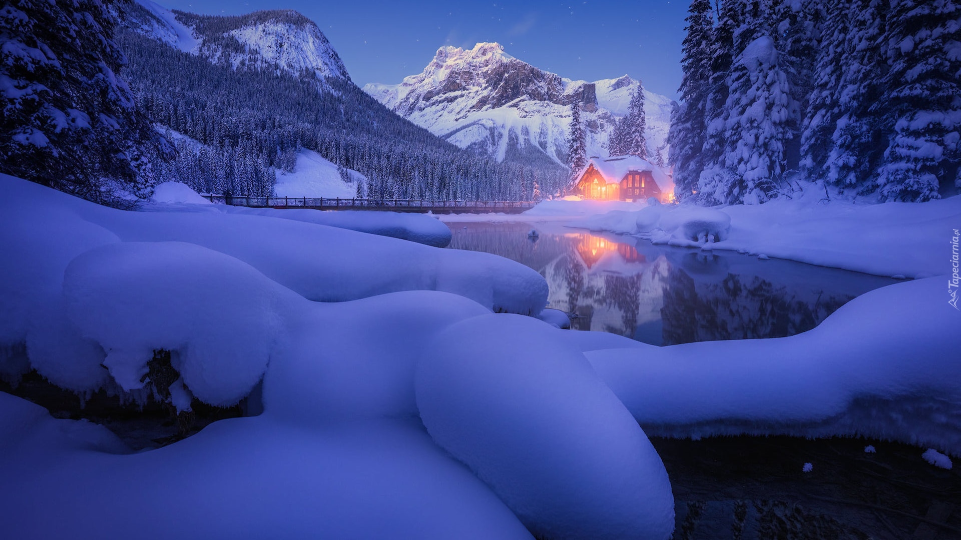 Park Narodowy Yoho, Zima, Zaspy, Oświetlony, Dom, Most, Jezioro, Emerald Lake, Góry, Drzewa, Prowincja Kolumbia Brytyjska, Kanada