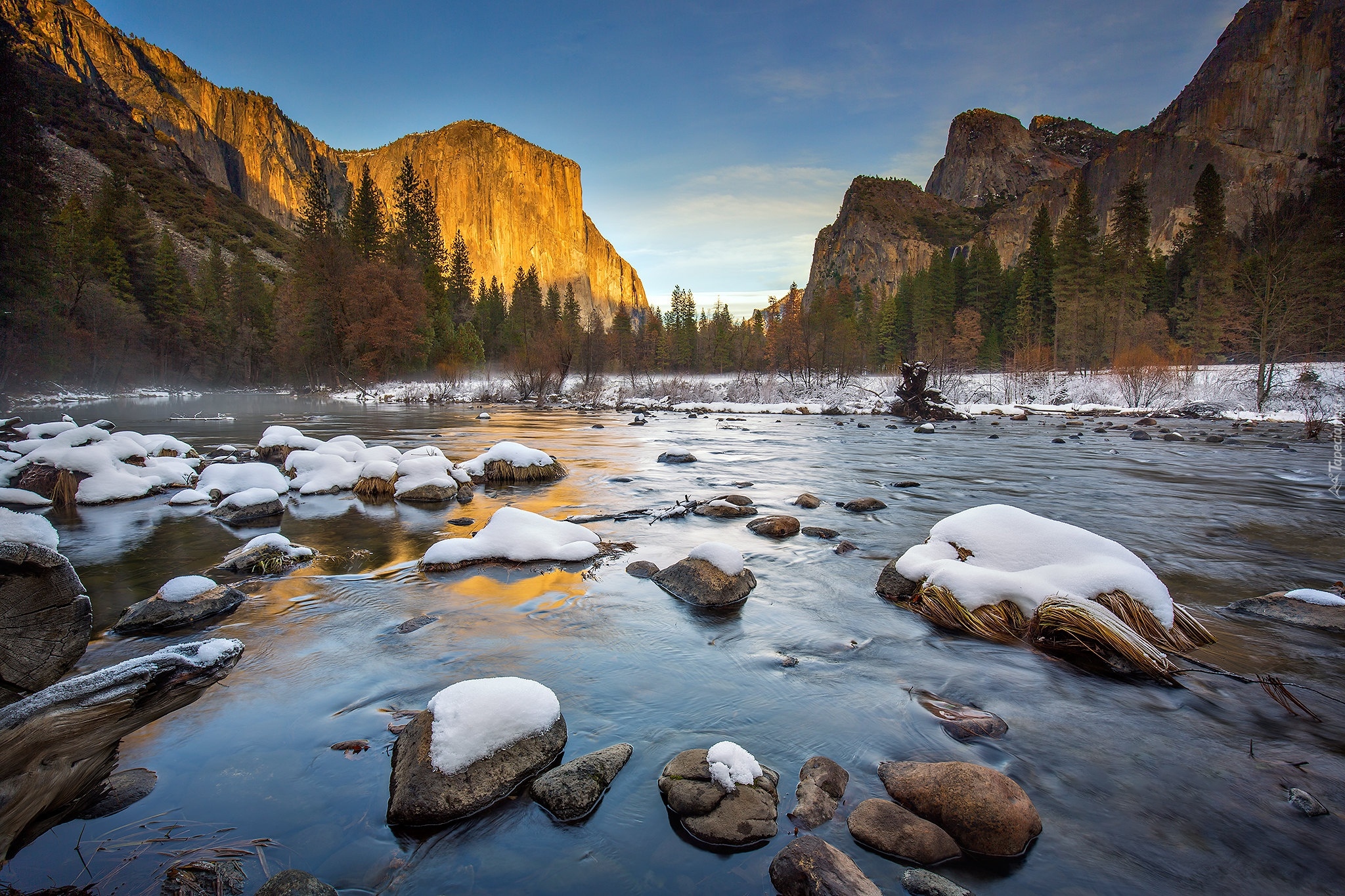 Góry, Drzewa, Rzeka Merced, Ośnieżone, Kamienie, Zima, Park Narodowy Yosemite, Kalifornia, Stany Zjednoczone