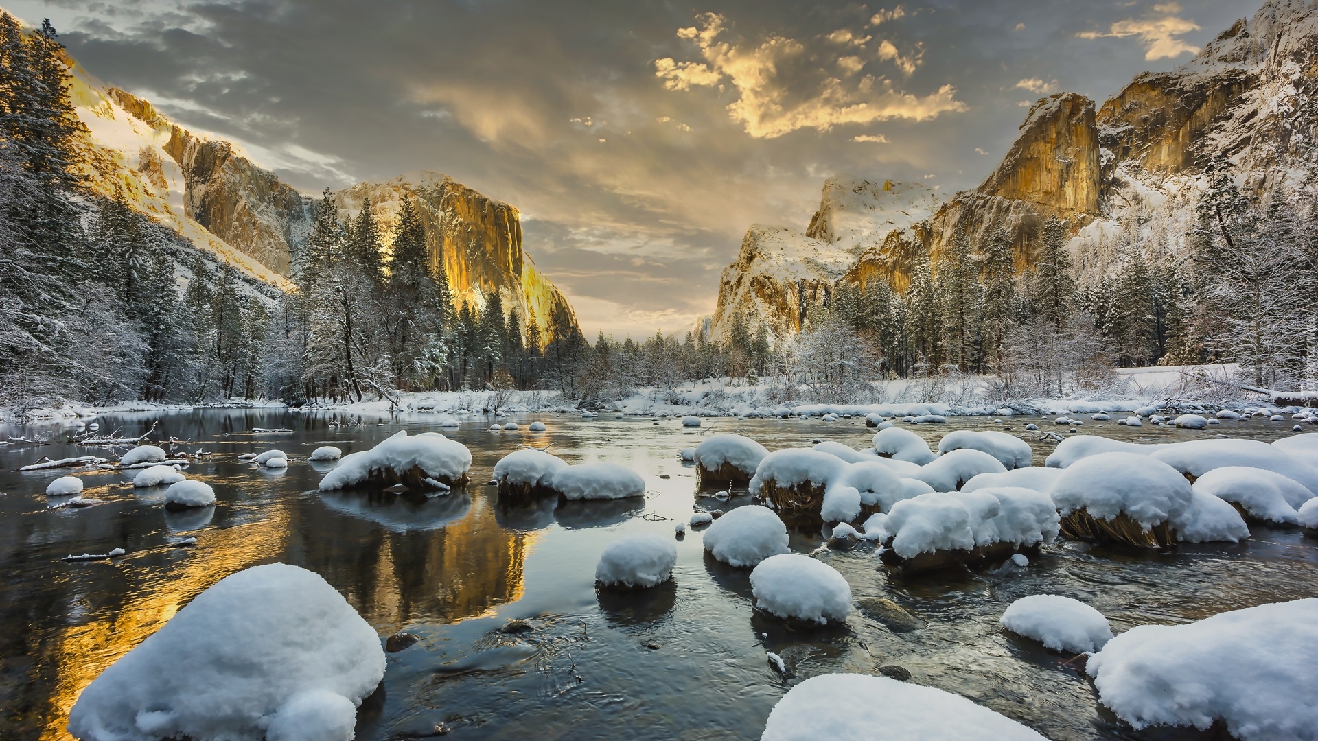 Góry, Drzewa, Rzeka Merced, Kamienie, Zima, Park Narodowy Yosemite, Kalifornia, Stany Zjednoczone