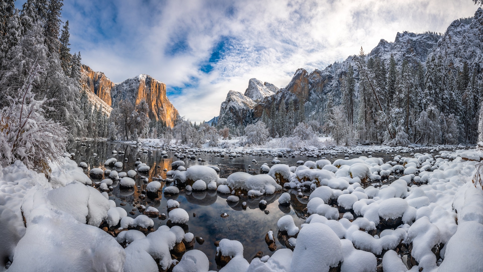 Stany Zjednoczone, Stan Kalifornia, Park Narodowy Yosemite, Zima, Góry, Rzeka Merced, Kamienie, Drzewa, Chmury