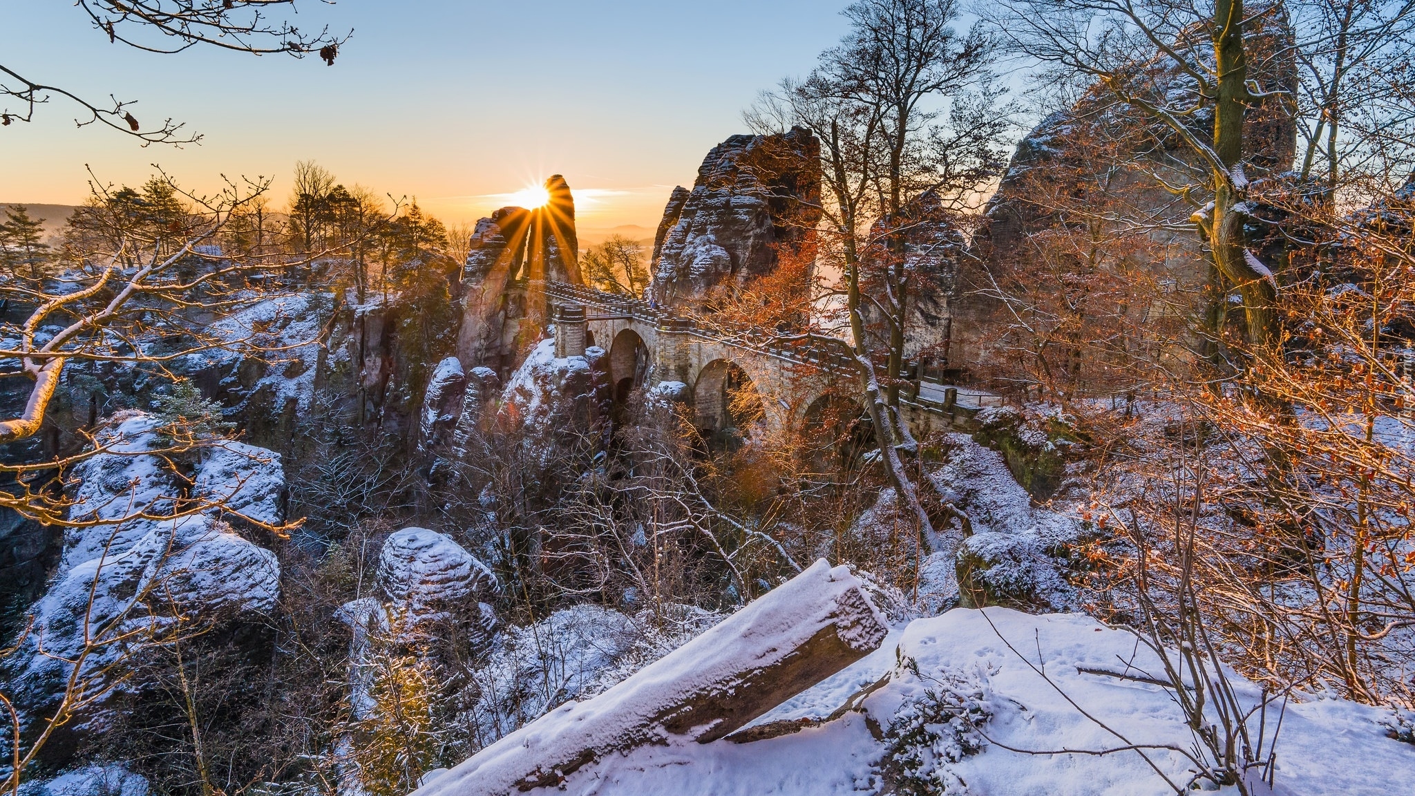 Zima, Most, Skały, Formacja Bastei, Drzewa, Park Narodowy Saskiej Szwajcarii, Niemcy