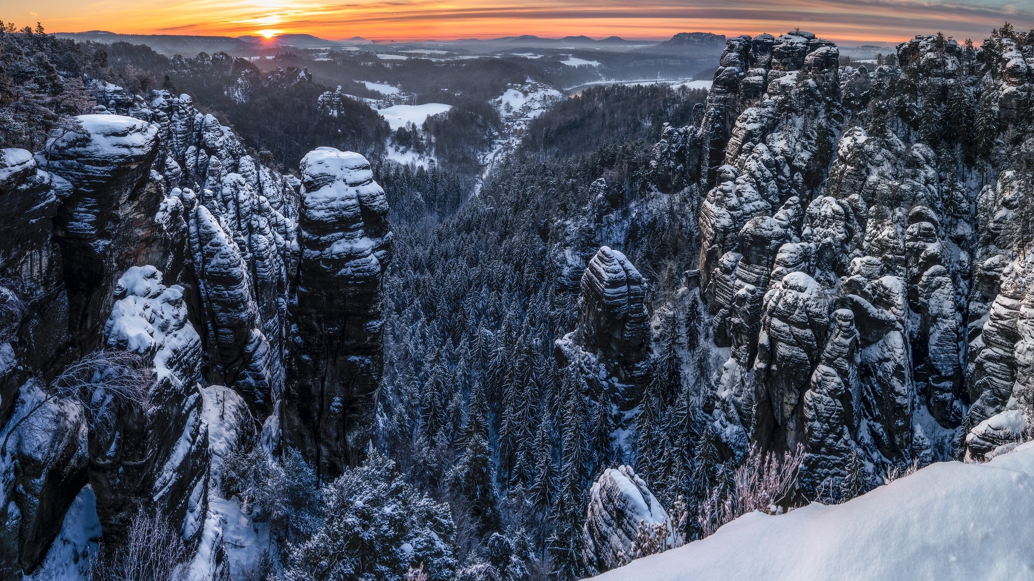 Góry Połabskie, Park Narodowy Saskiej Szwajcarii, Saksonia, Niemcy, Zima, Skały, Wschód słońca, Śnieg, Las