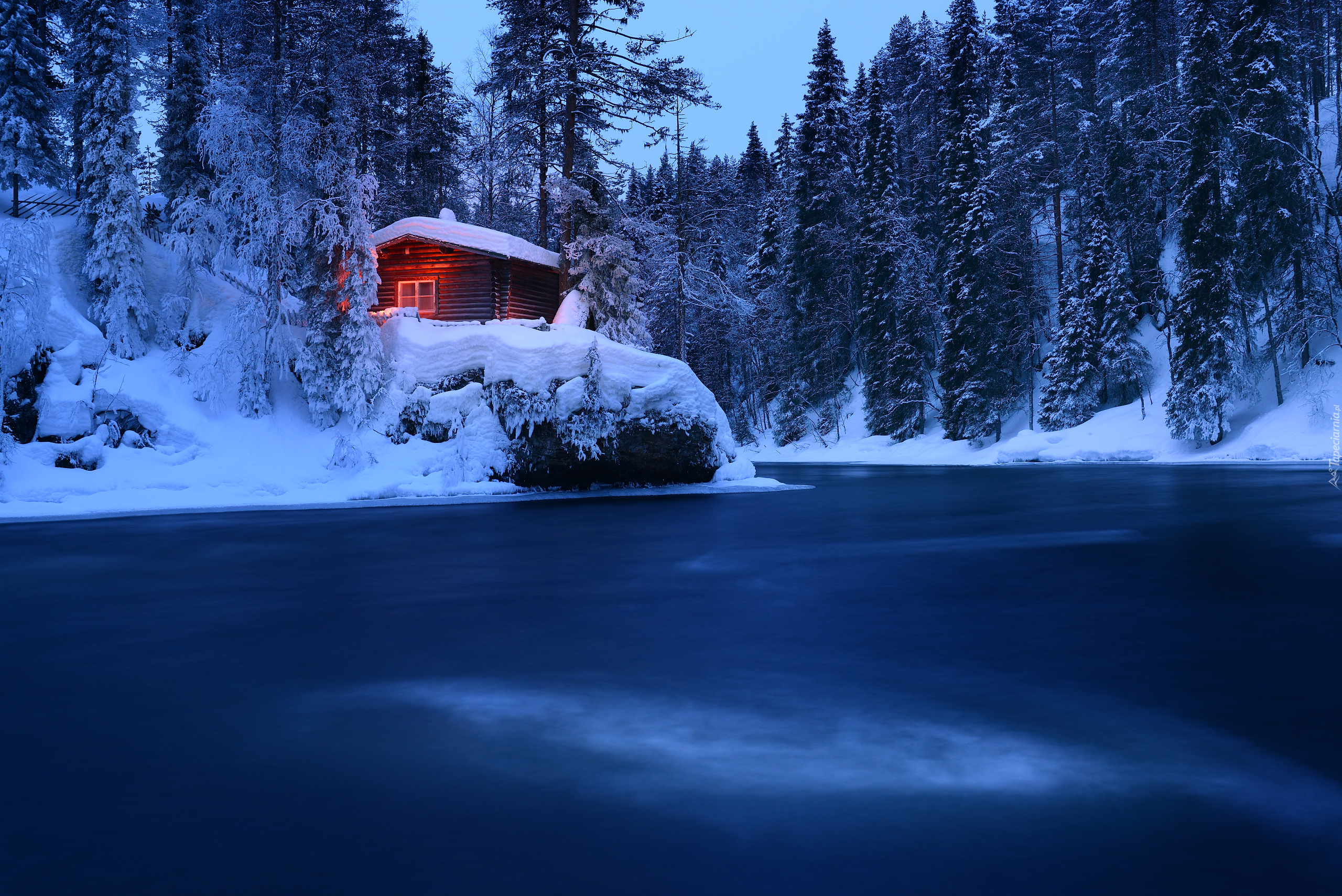 Zima, Śnieg, Zmrok, Rzeka, Drewniana, Chata, Drzewa, Park Narodowy Oulanka, Laponia, Finlandia