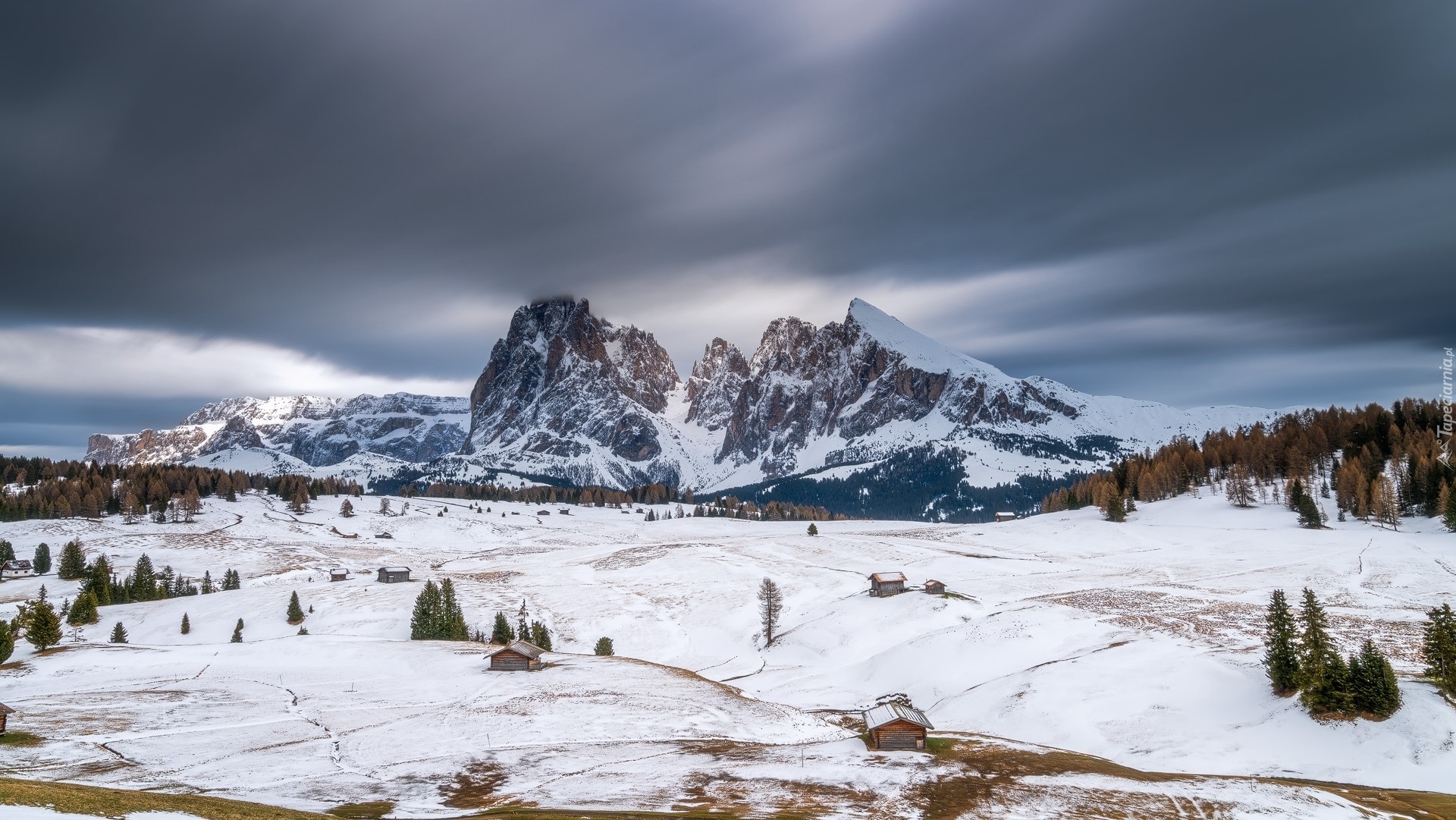 Dolomity, Góry, Sassolungo, Płaskowyż Seiser Alm, Dolina, Val Gardena, Drzewa, Drewniane, Domy, Zima, Chmury, Włochy