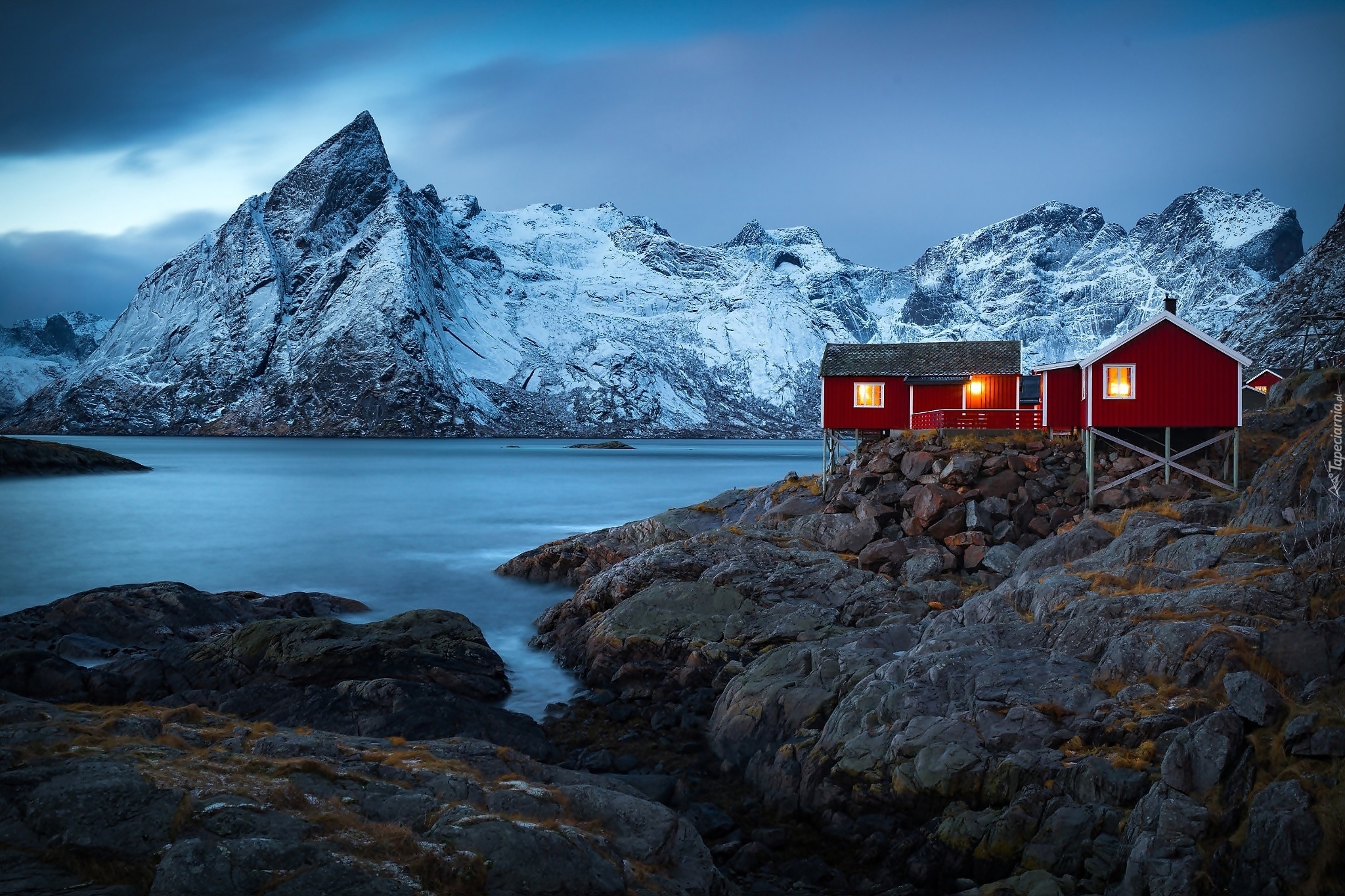 Norwegia, Lofoty, Wyspa Moskenesøya, Wioska Hamnøy, Domy, Góry, Skały