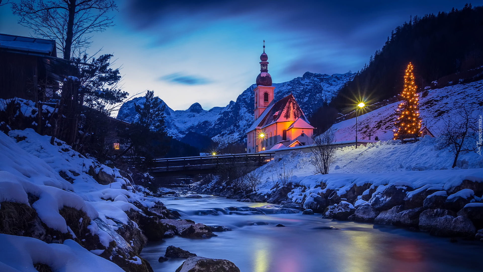 Zima, Choinka, Park Narodowy Berchtesgaden, Ramsau bei Berchtesgaden, Góry, Alpy, Kościół św Sebastiana, Drzewa, Rzeka, Ramsauer Ache, Most, Bawaria, Niemcy