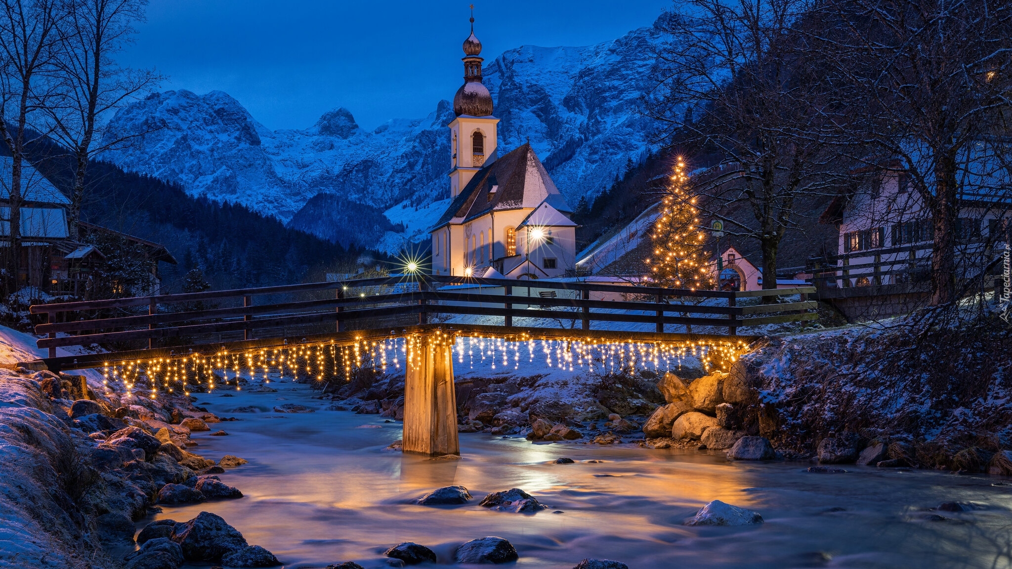 Zima, Choinka, Park Narodowy Berchtesgaden, Ramsau, Góry, Alpy, Kościół św Sebastiana, Drzewa, Rzeka, Ramsauer Ache, Most, Bawaria, Niemcy