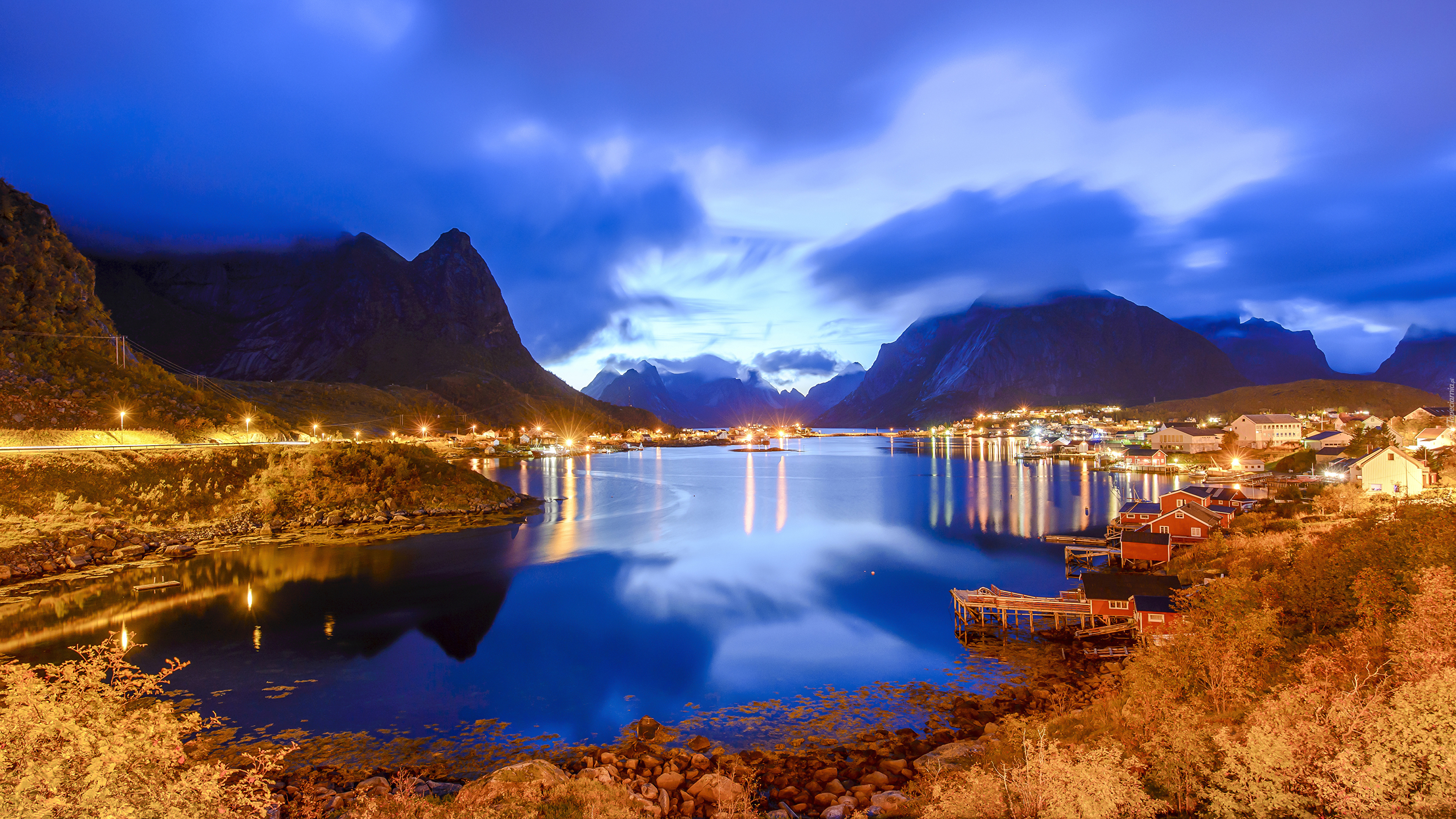 Morze Norweskie, Lofoty, Góry, Drzewa, Jesień, Oświetlone, Domy, Wioska Reine, Norwegia