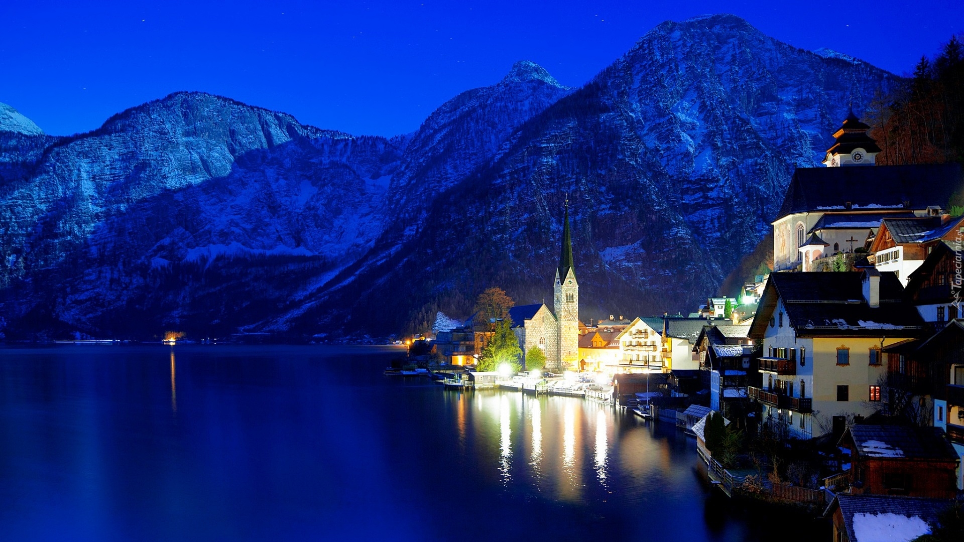 Austria, Alpy Salzburskie, Miasteczko Hallstatt, Jezioro Hallstättersee, Góry, Światła, Noc, Zima