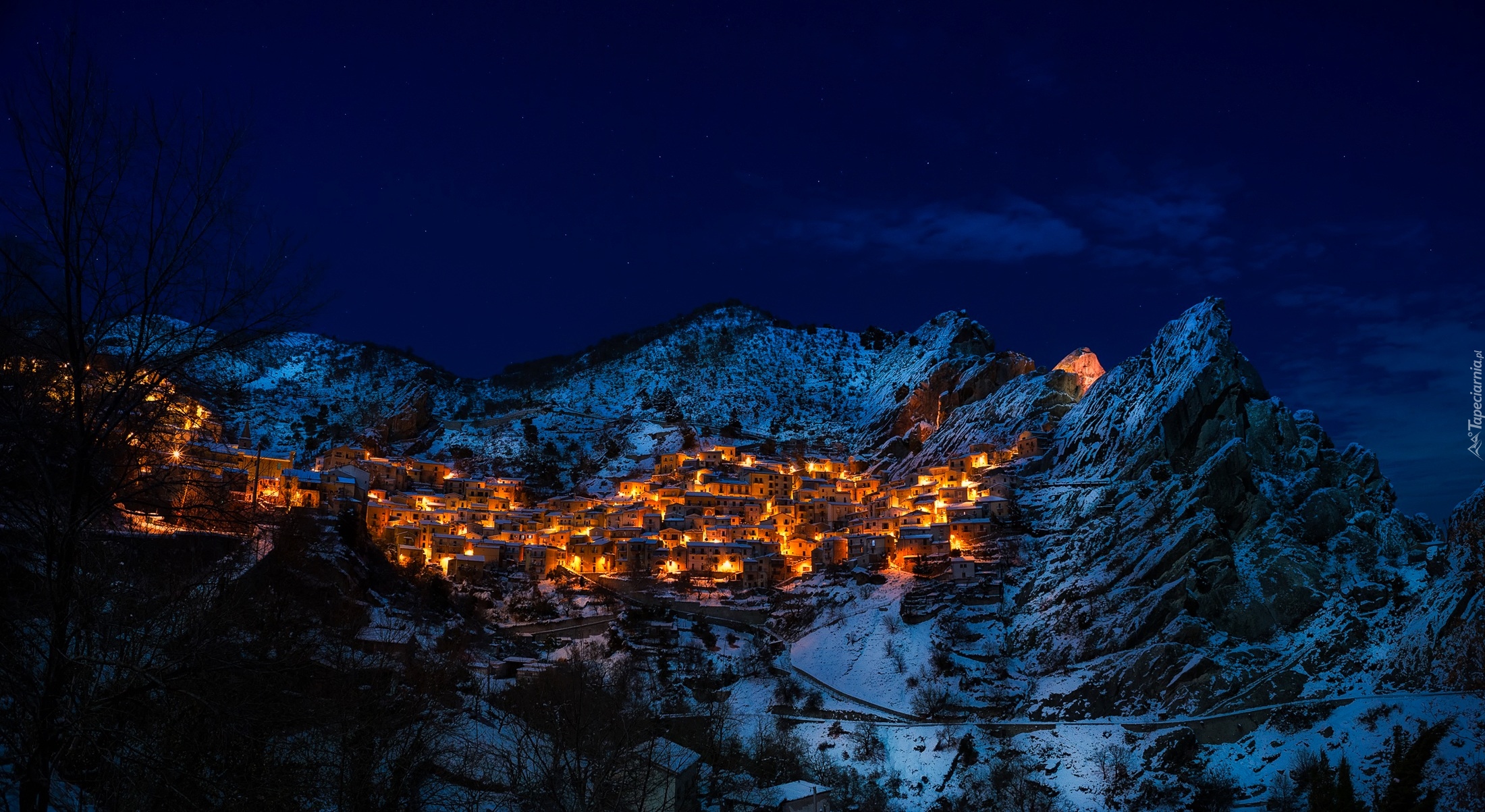 Włochy, Prowincja Potenza, Castelmezzano, Góry, Dolomity, Domy, Światła, Zima, Noc