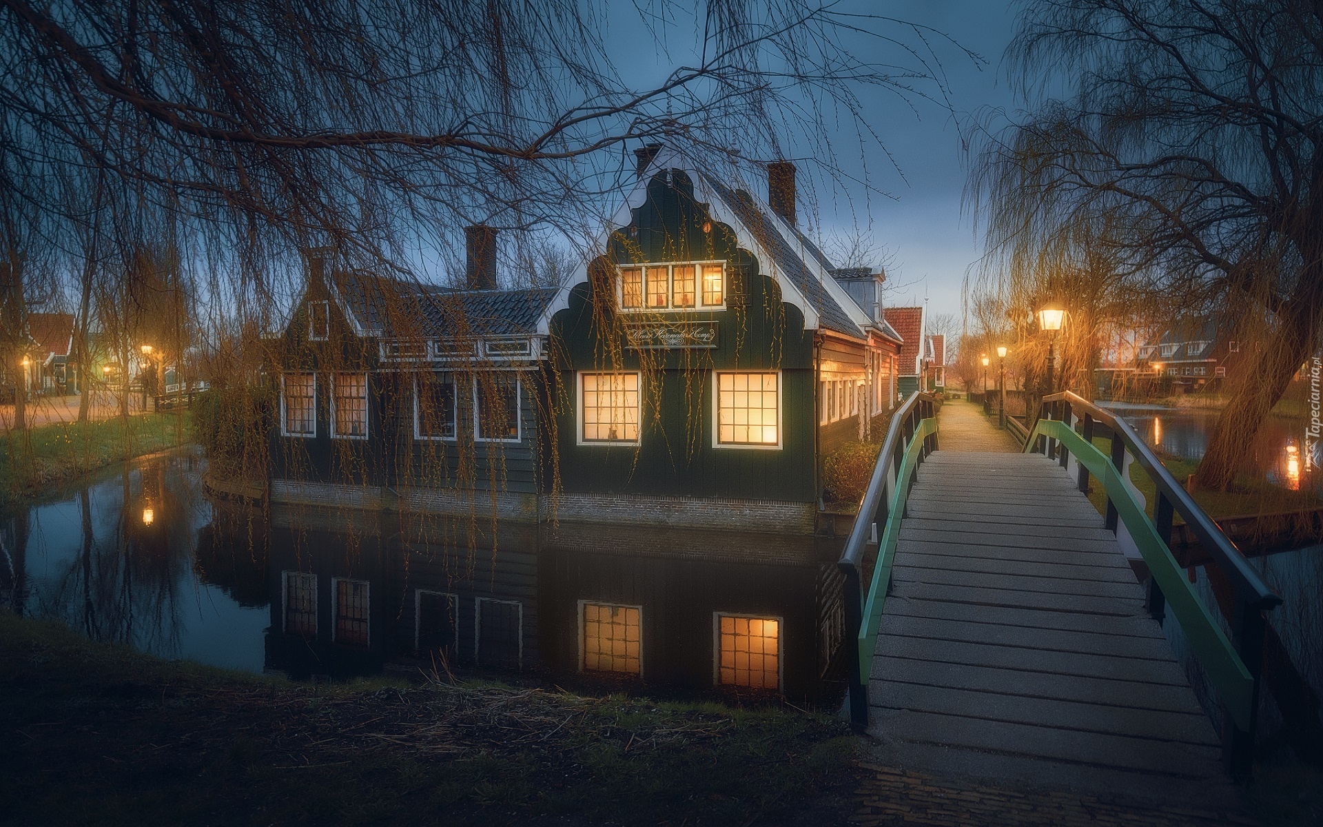 Domy, Kanał, Mostek, Noc, Latarnie, Światła, Drzewa, Skansen, Zaanse Schans, Zaandam, Holandia