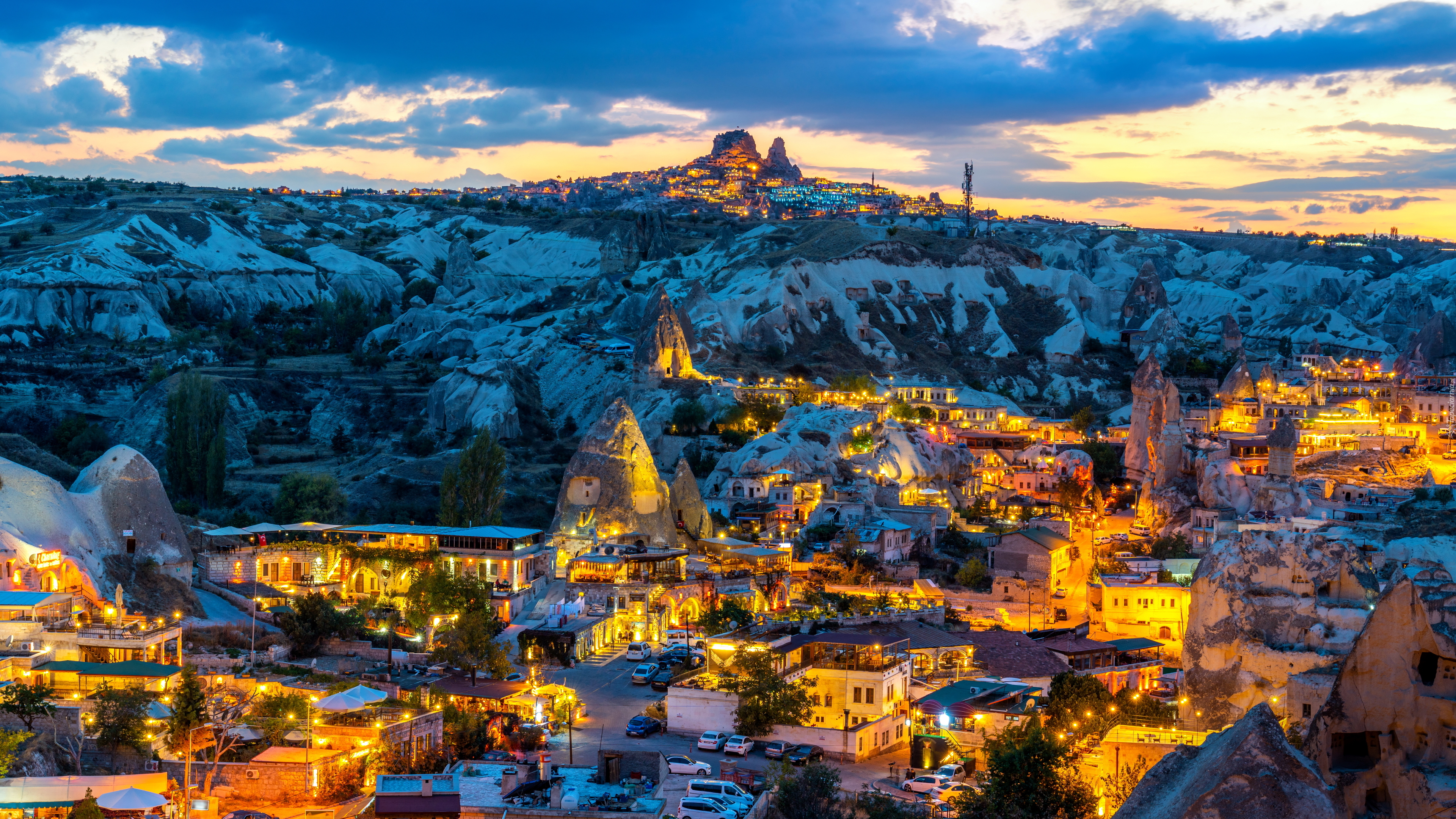 Miasto Goreme, Oświetlone, Domy, Skały, Wieczór, Park Narodowy Goreme, Kapadocja, Turcja