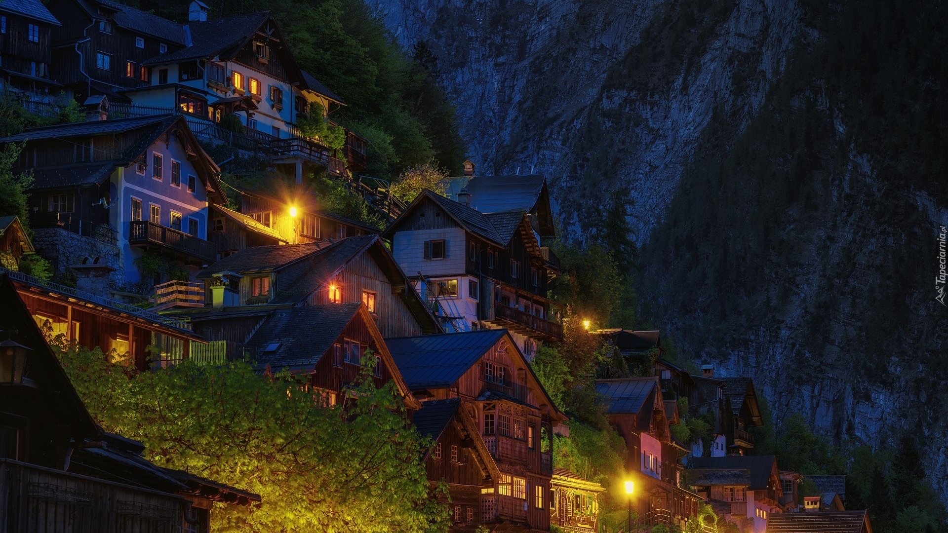 Austria, Góry, Alpy Salzburskie, Miasteczko Hallstatt, Światła, Noc, Domy