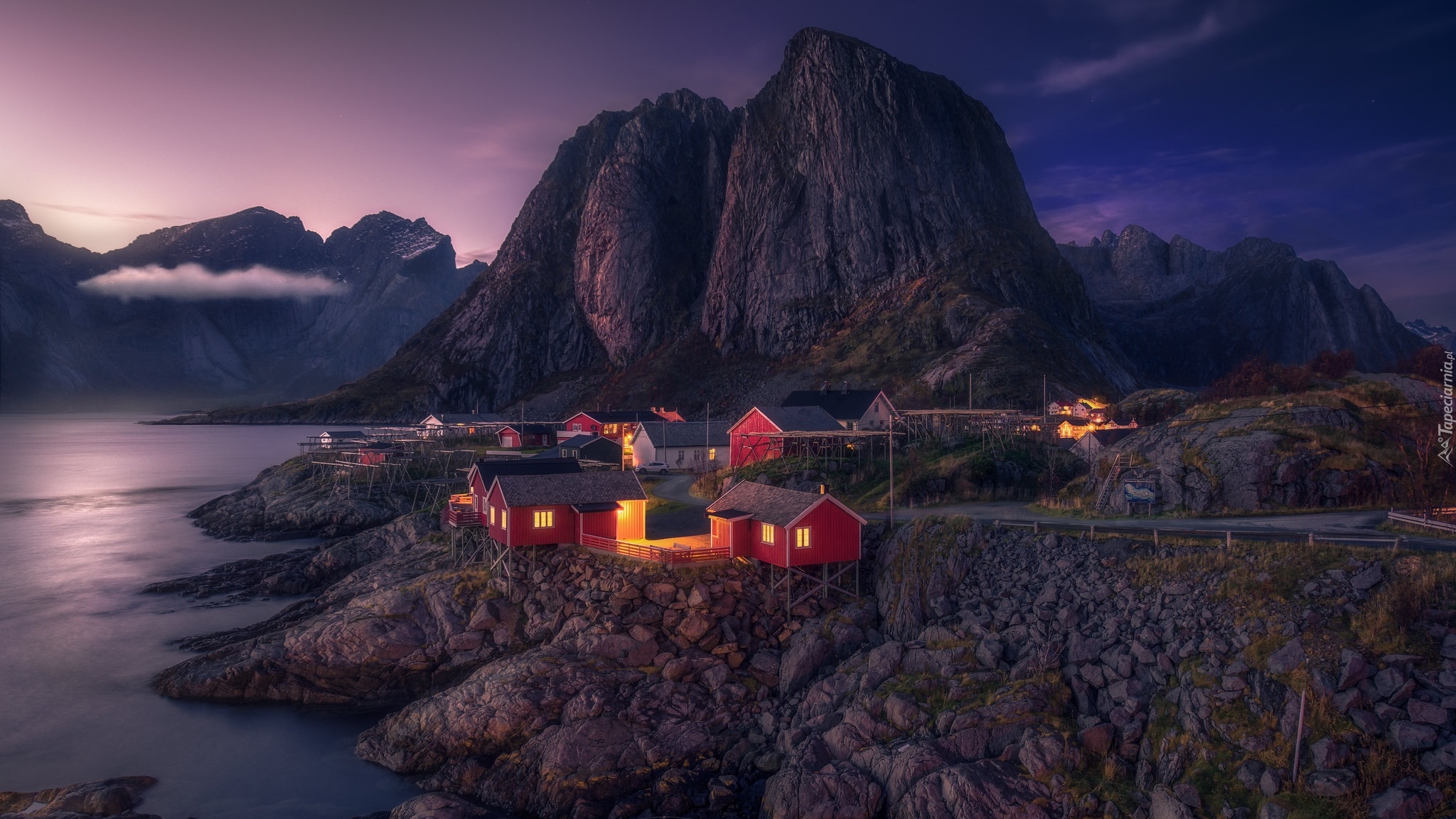 Noc, Góry, Morze Norweskie, Oświetlone, Domy, Wyspa Moskenesoya, Wieś Hamnoy, Lofoty, Norwegia