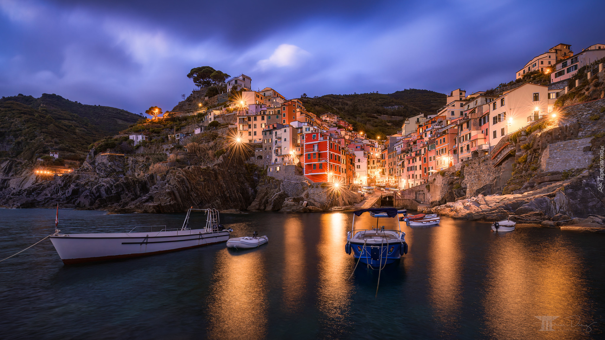 Riomaggiore, Cinque Terre, Włochy, Łódki, Domy, Góry, Światła, Zmrok