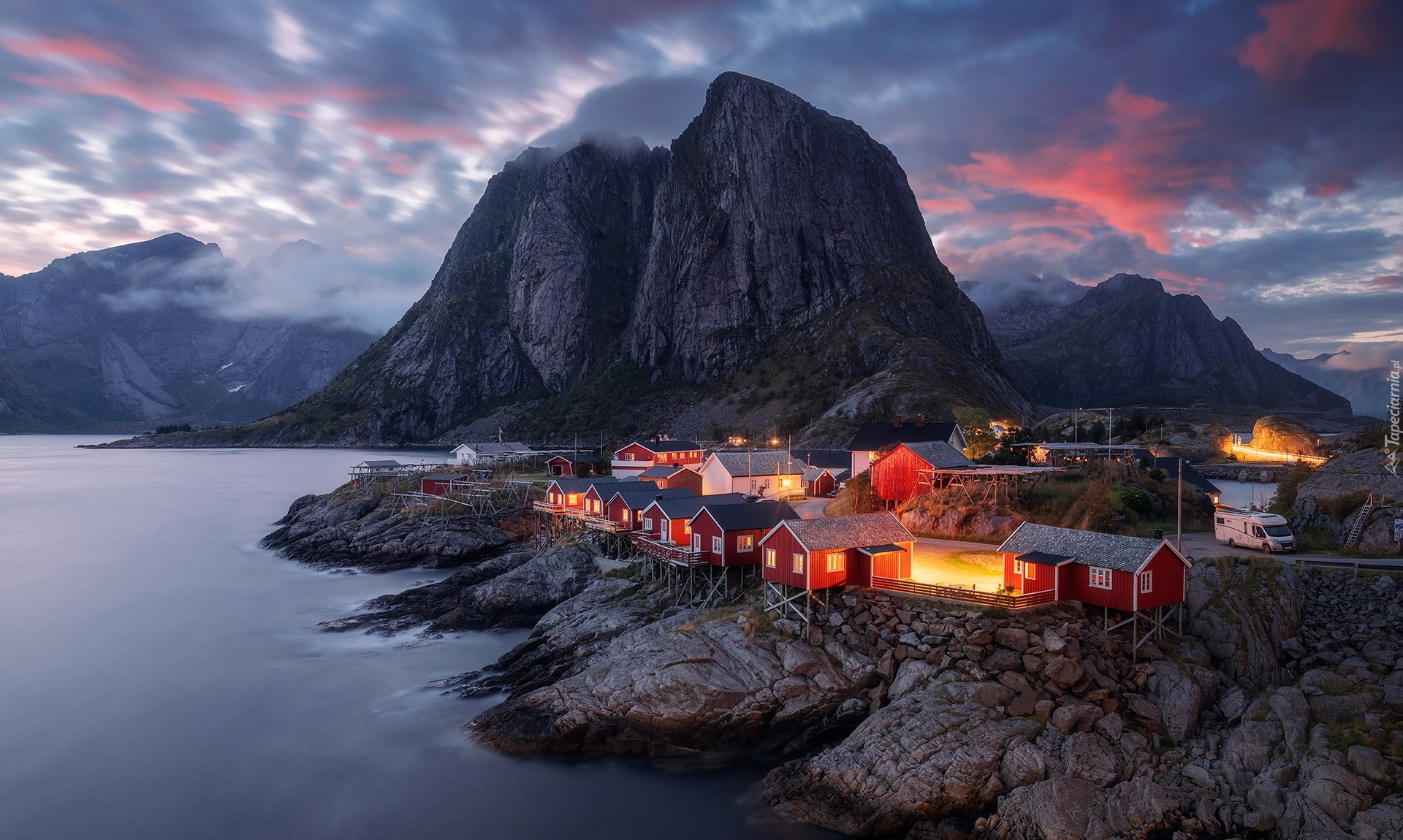 Morze Norweskie, Lofoty, Góry, Domy, Światła, Wioska Hamnoy, Skały, Chmury, Norwegia