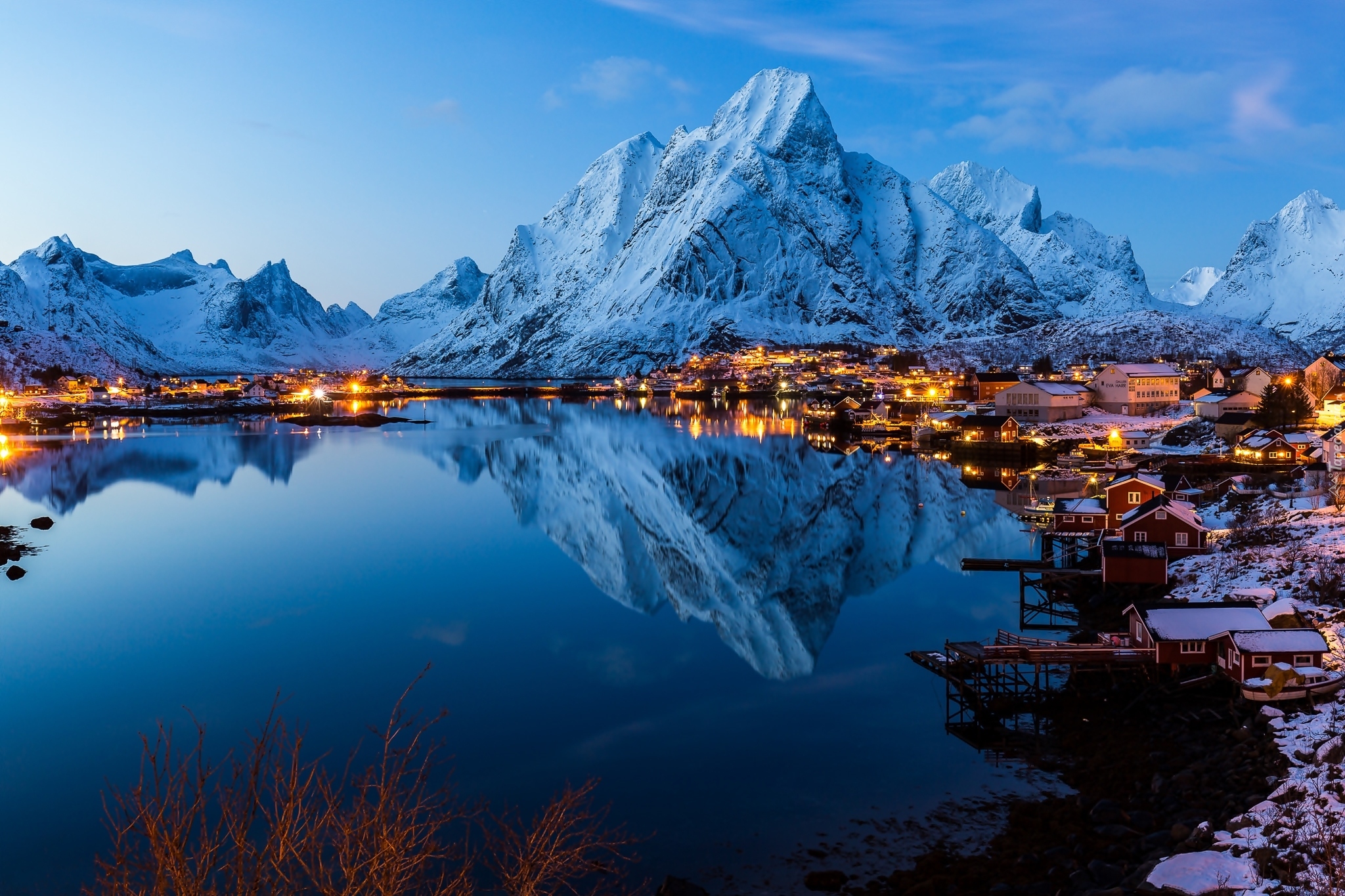 Norwegia, Lofoty, Wieś Reine, Morze Norweskie, Zima, Domy, Góry, Światła