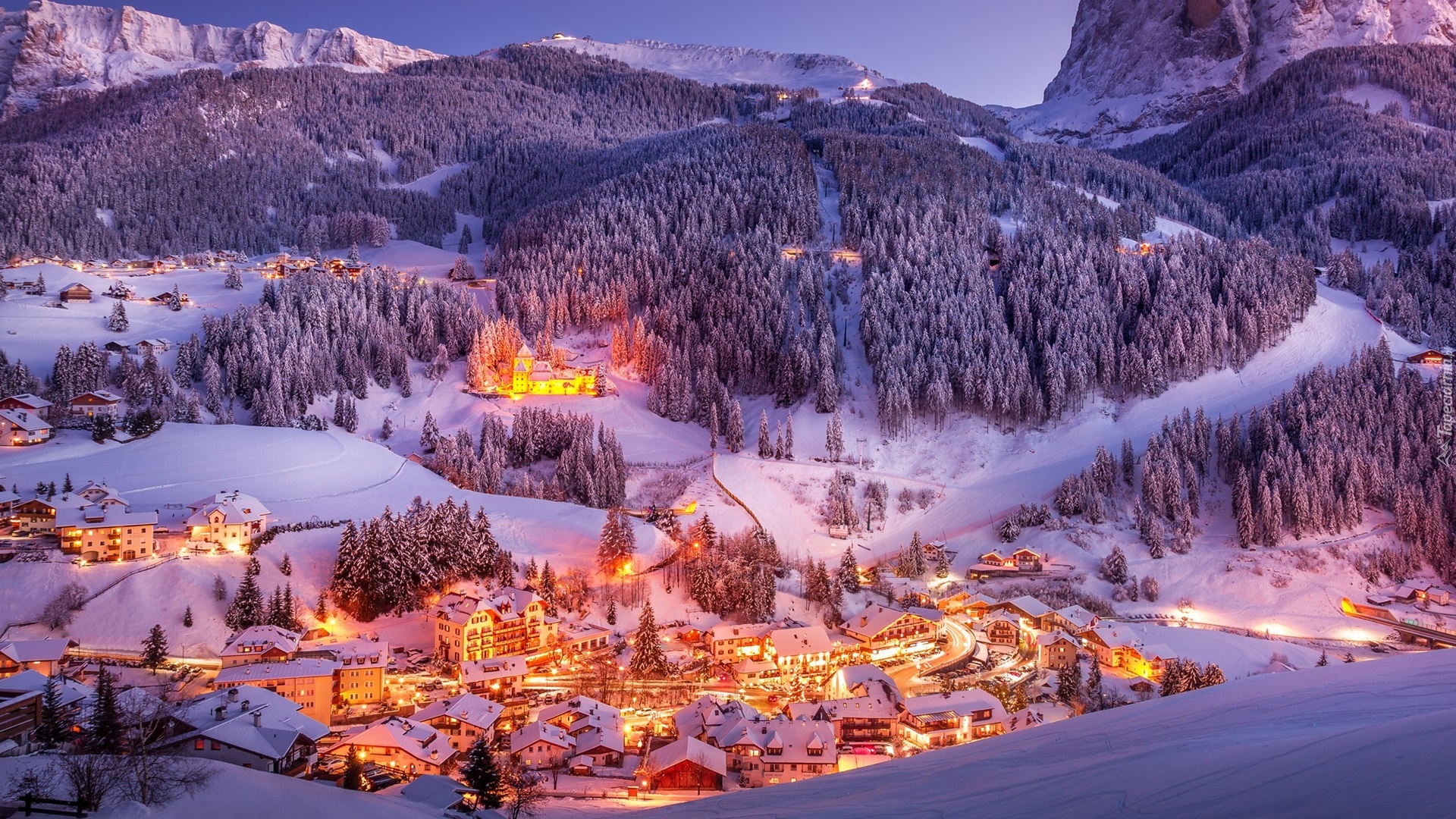 Włochy, Dolomity, Val Gardena, Santa Cristina Gherdeina, Góry, Lasy, Dolina, Miasteczko, Domy, Drzewa, Światła, Zima