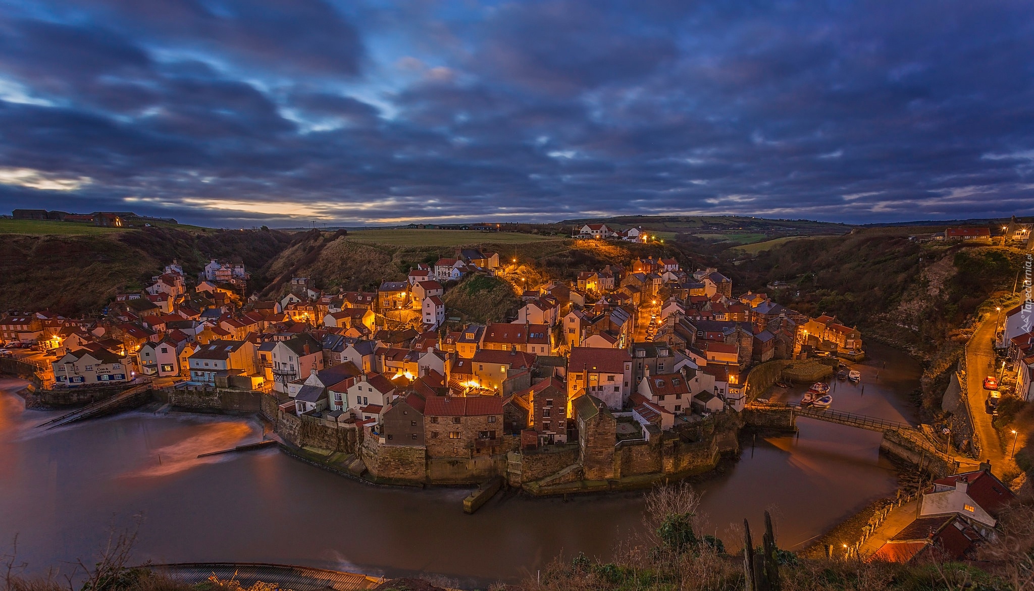 Anglia, Hrabstwo North Yorkshire, Wieś Staithes, Rzeka Roxby Beck, Domy, Noc, Światła