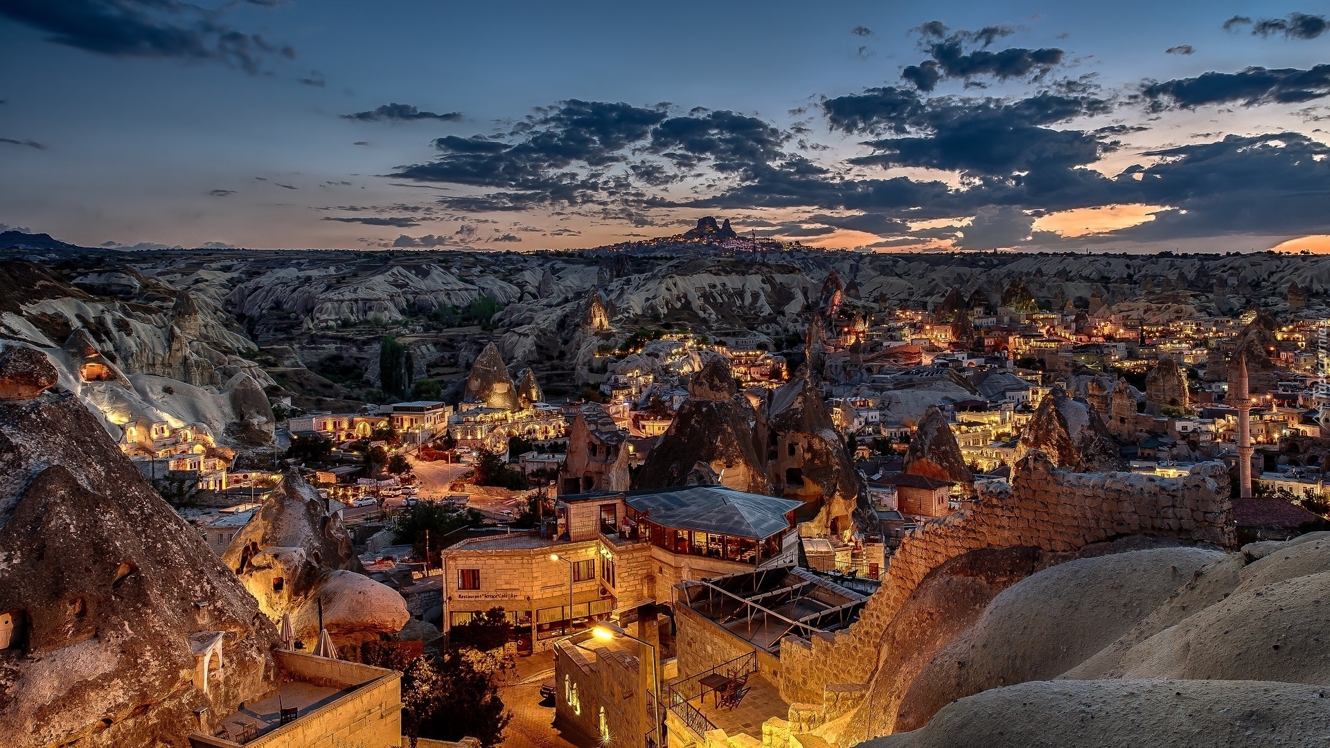 Miasto Goreme, Oświetlone, Domy, Skały, Park Narodowy Goreme, Kapadocja, Turcja